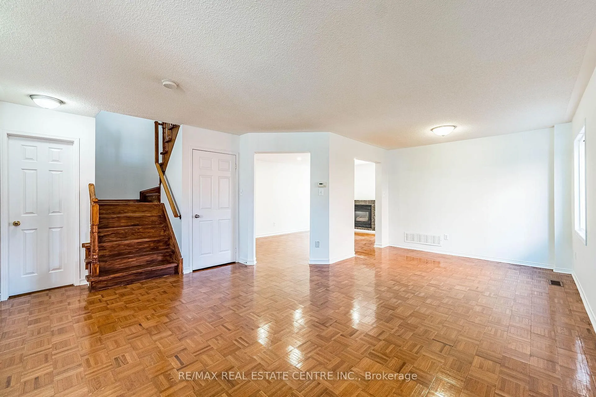 Photo 5 of 35 Twisted Oak Street, Brampton, Sandringham-Wellington — HOMEH