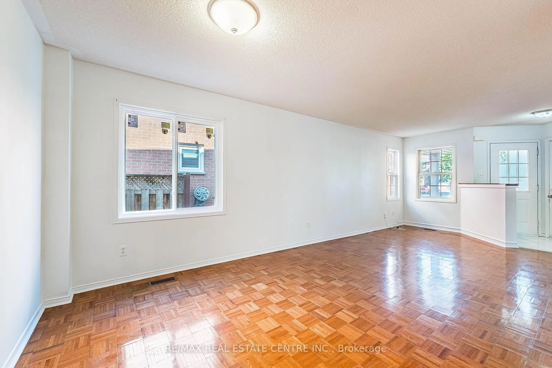Photo 7 of 35 Twisted Oak Street, Brampton, Sandringham-Wellington — HOMEH