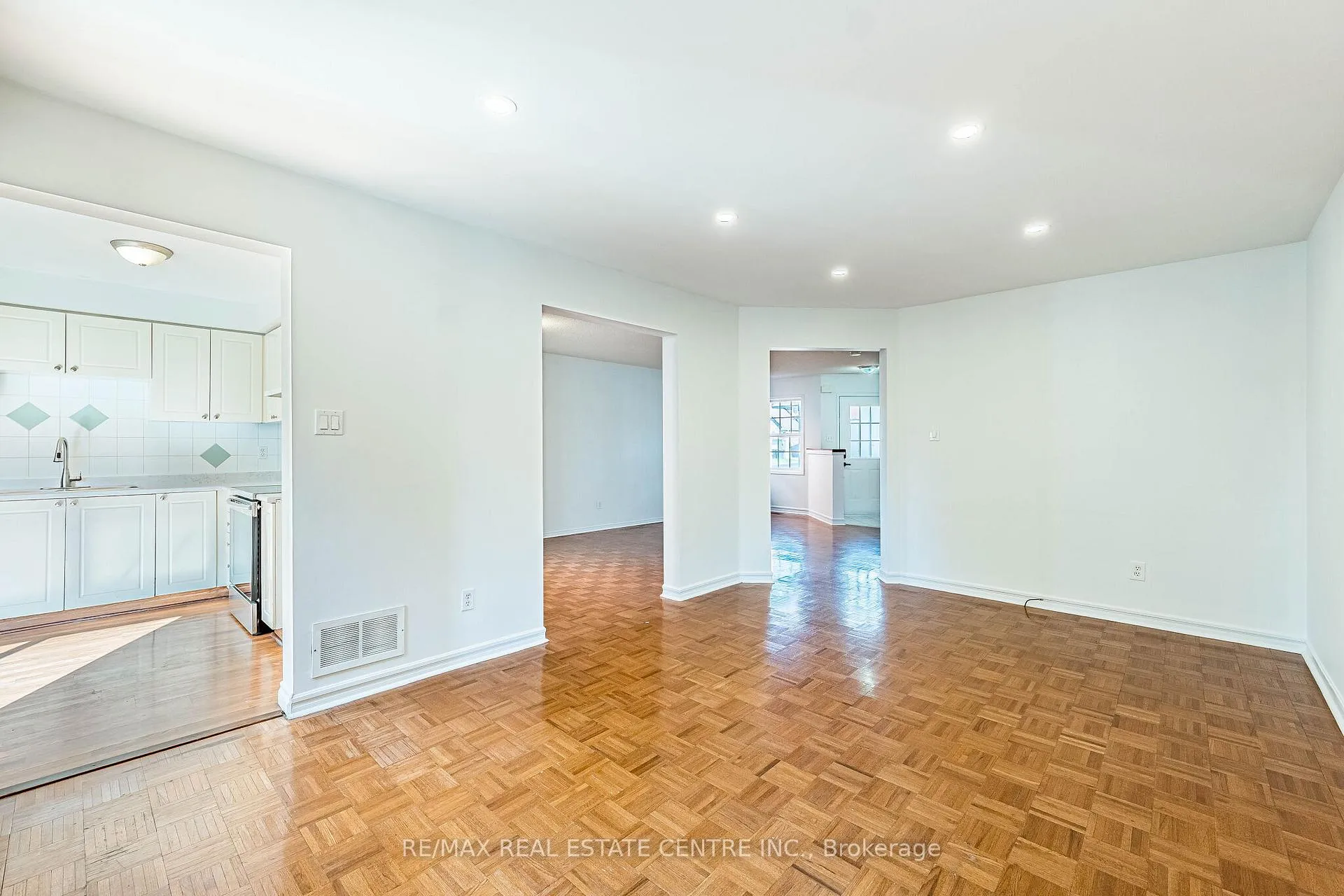 Photo 11 of 35 Twisted Oak Street, Brampton, Sandringham-Wellington — HOMEH