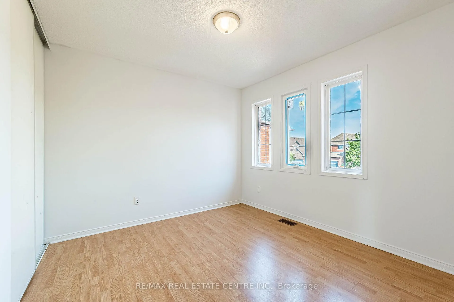 Photo 28 of 35 Twisted Oak Street, Brampton, Sandringham-Wellington — HOMEH