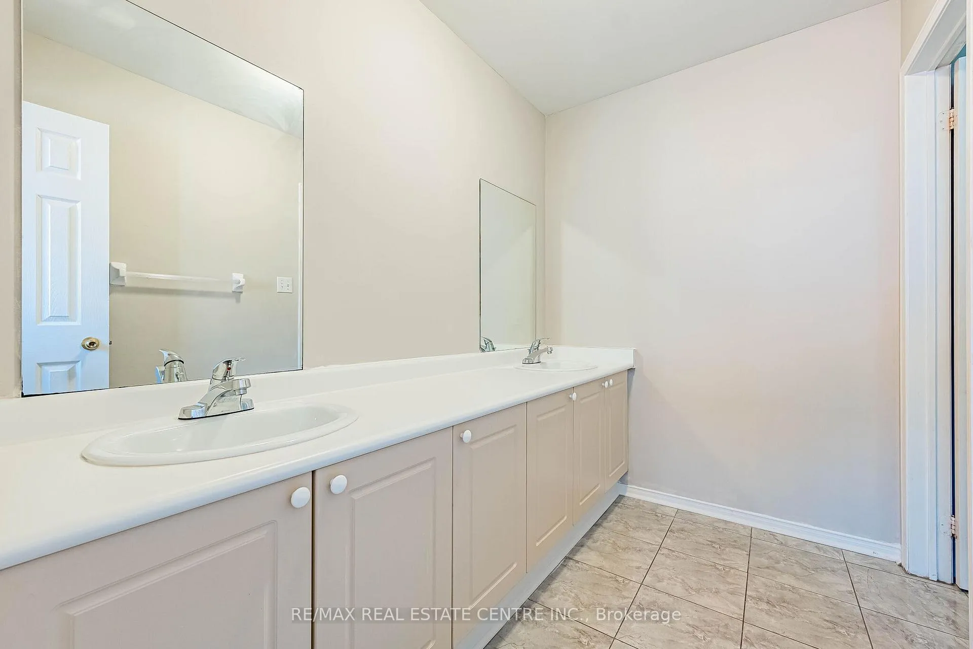 Photo 33 of 35 Twisted Oak Street, Brampton, Sandringham-Wellington — HOMEH