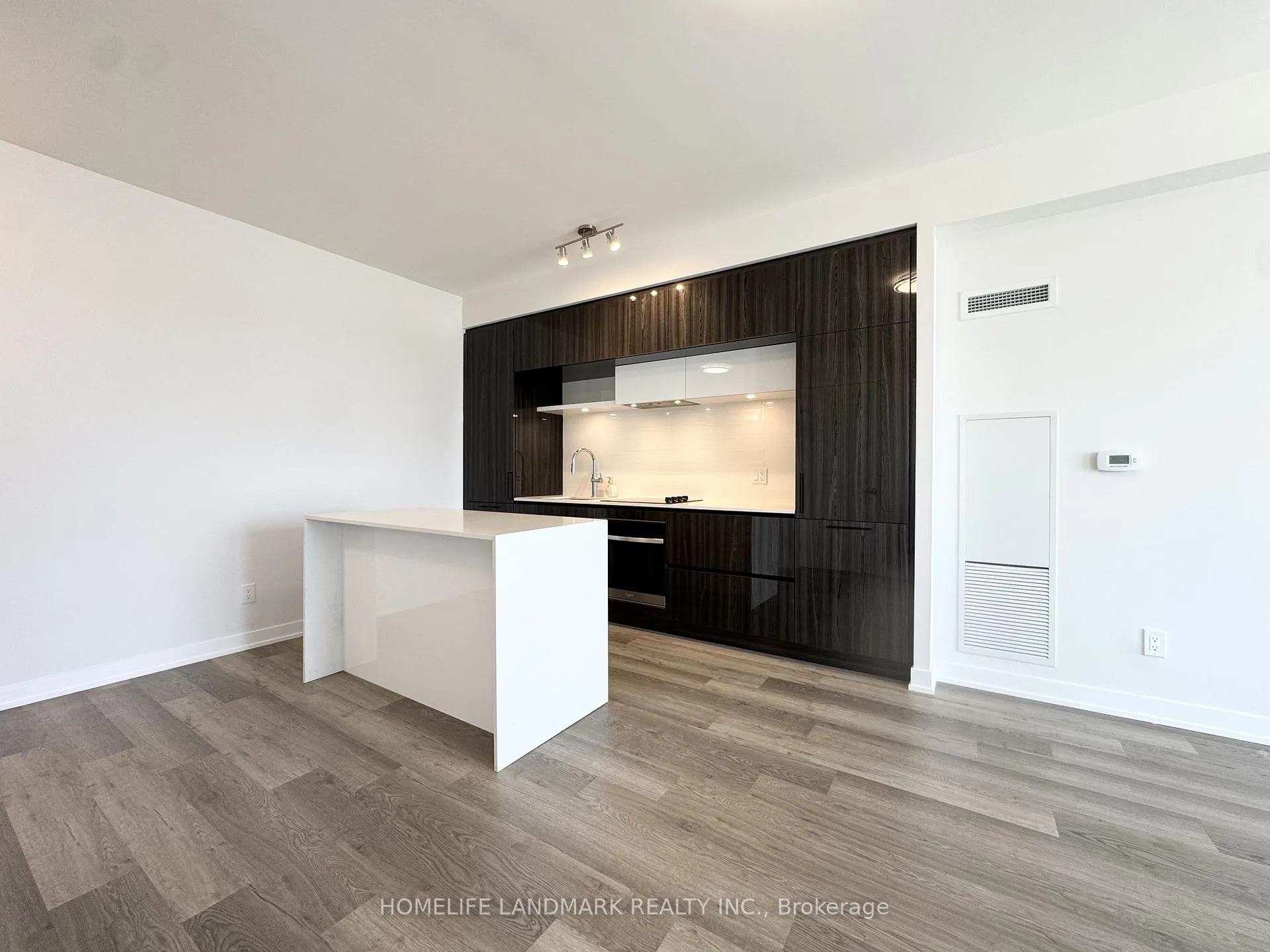 Photo 3 of Unit 626, 2 David Eyer Road, Richmond Hill, Rural Richmond Hill — HOMEH