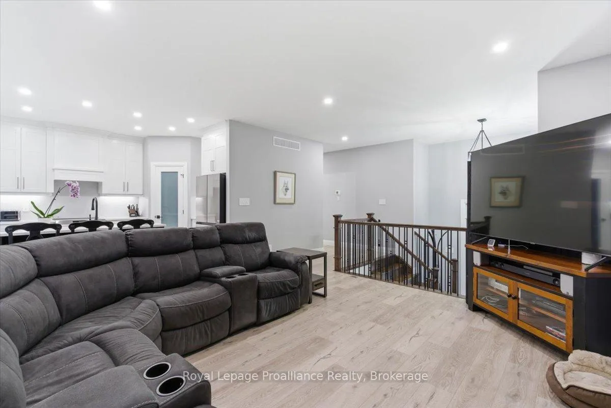 Photo 10 of 564 Willett Road, Belleville, Thurlow Ward — HOMEH