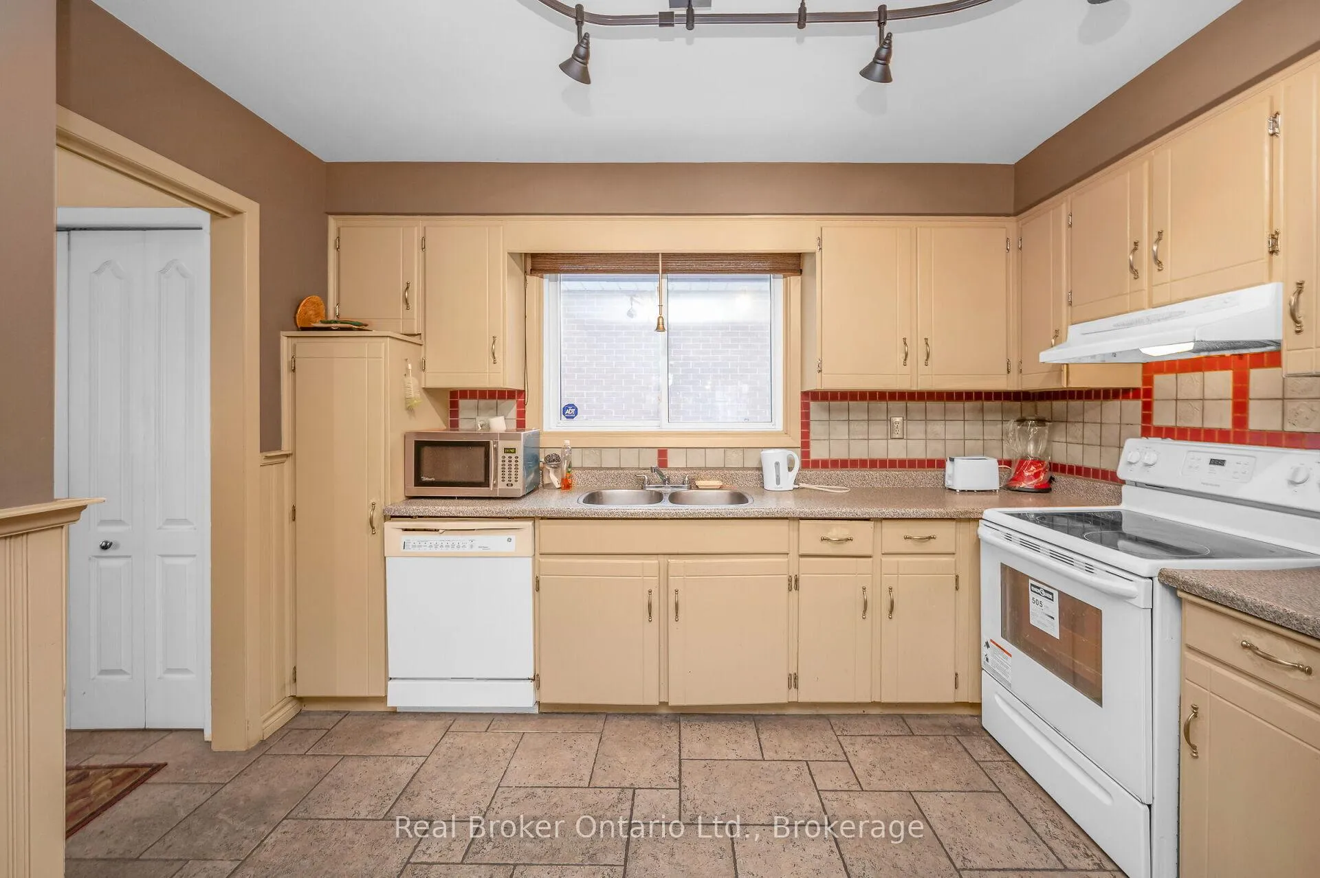 Photo 12 of 11 Crystal Court, Hamilton, Riverdale — HOMEH