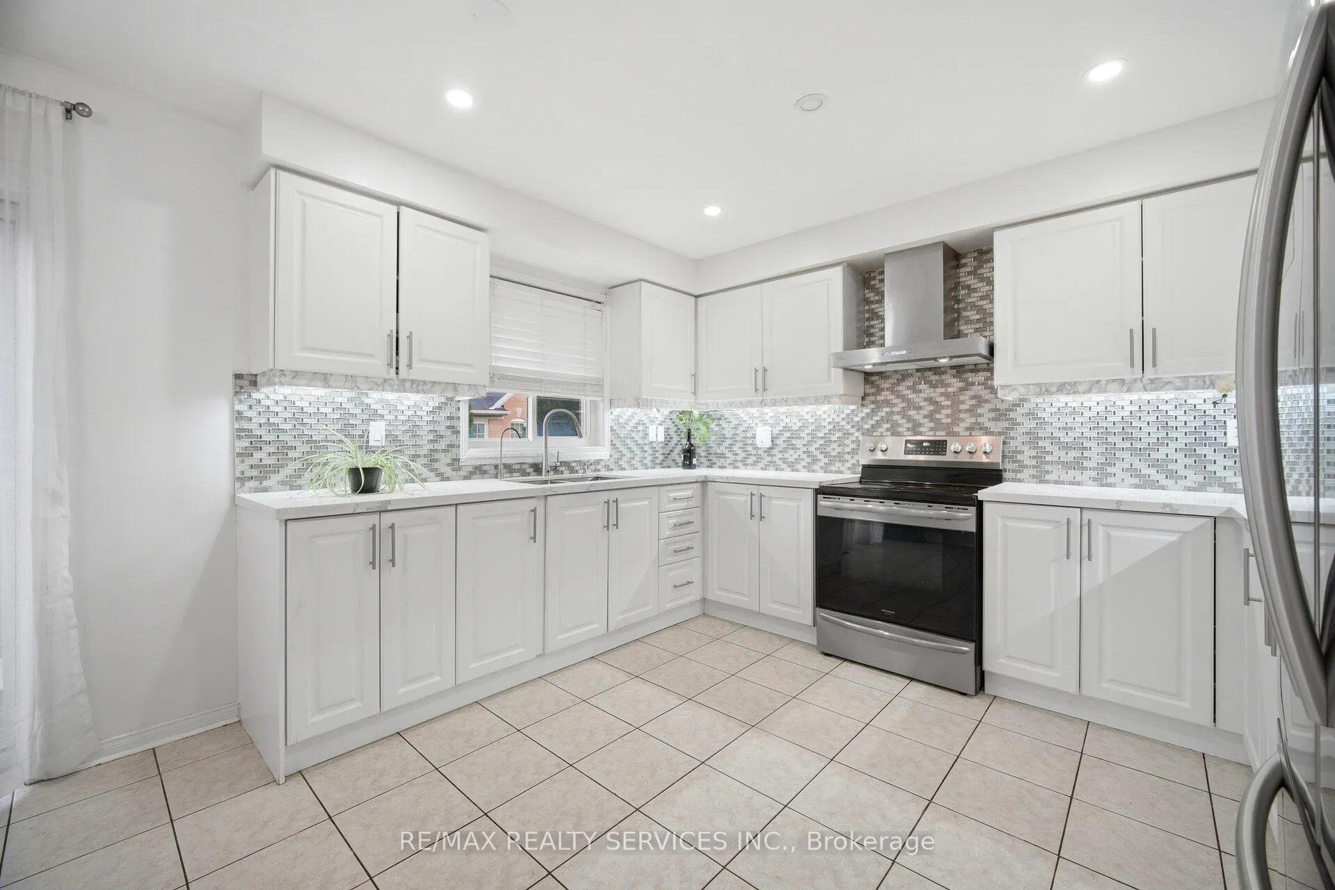 Photo 13 of 106 Williamson Drive, Brampton, Fletcher's Meadow — HOMEH