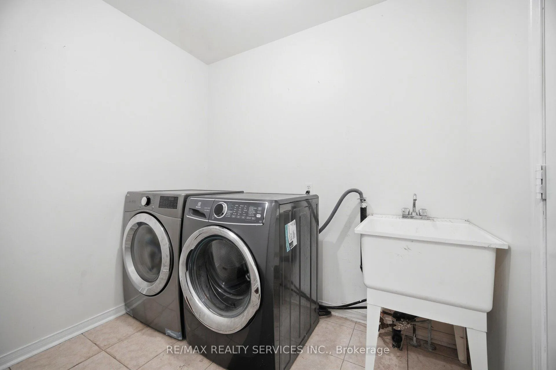 Photo 23 of 106 Williamson Drive, Brampton, Fletcher's Meadow — HOMEH