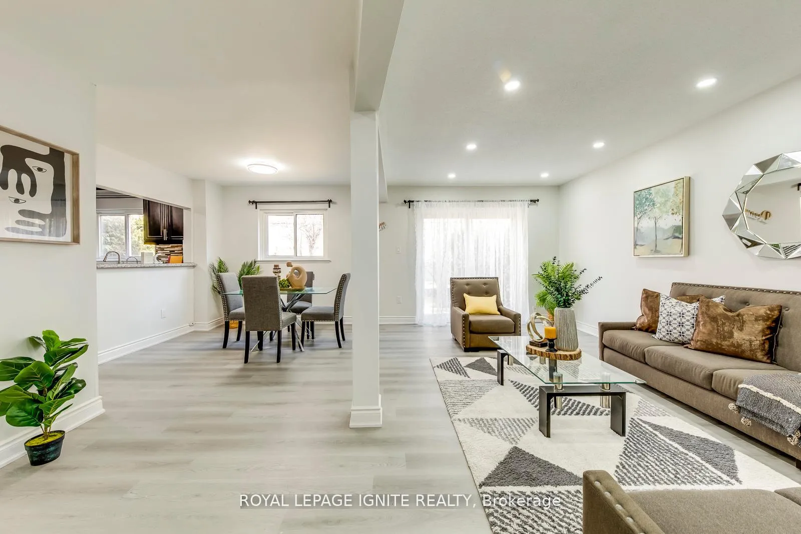 Photo 2 of Unit 4, 10 Leith Hill Road, North York, Don Valley Village — HOMEH
