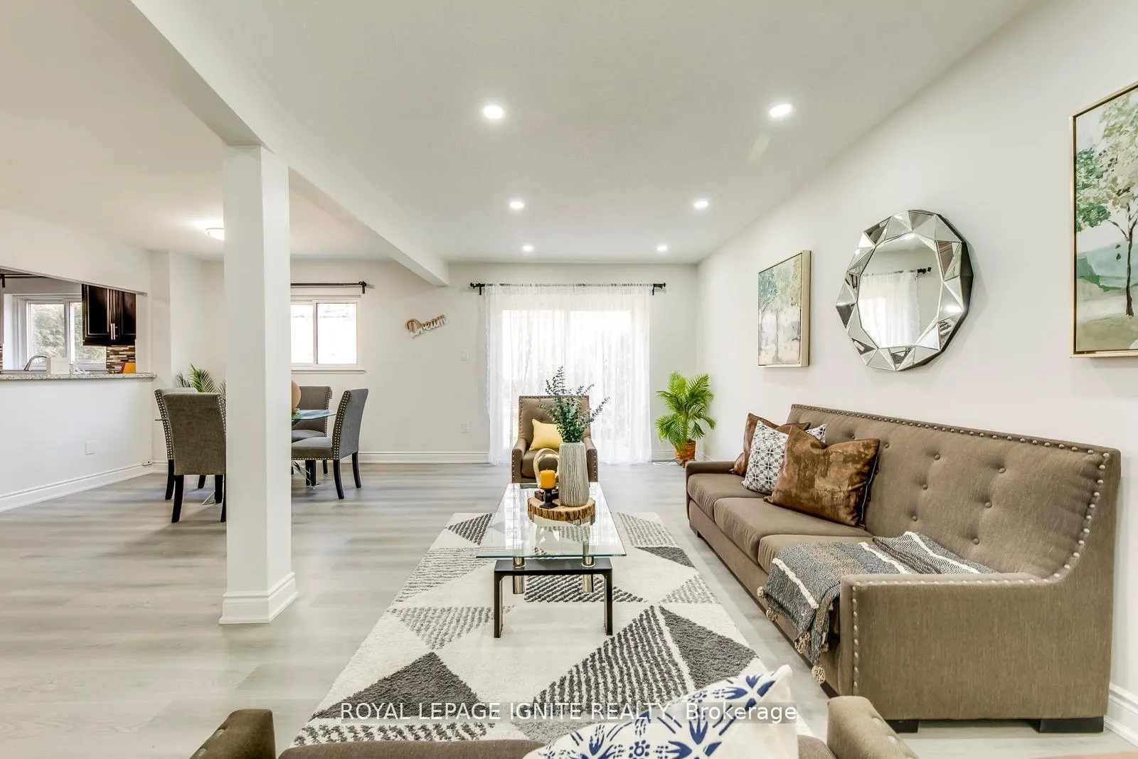 Photo 3 of Unit 4, 10 Leith Hill Road, North York, Don Valley Village — HOMEH