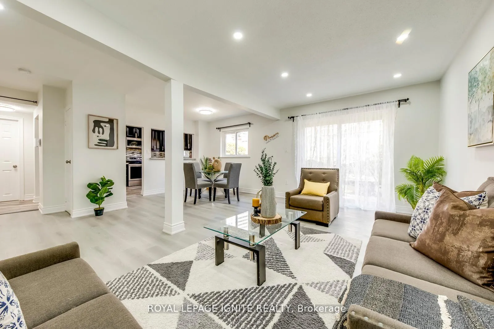 Photo 4 of Unit 4, 10 Leith Hill Road, North York, Don Valley Village — HOMEH