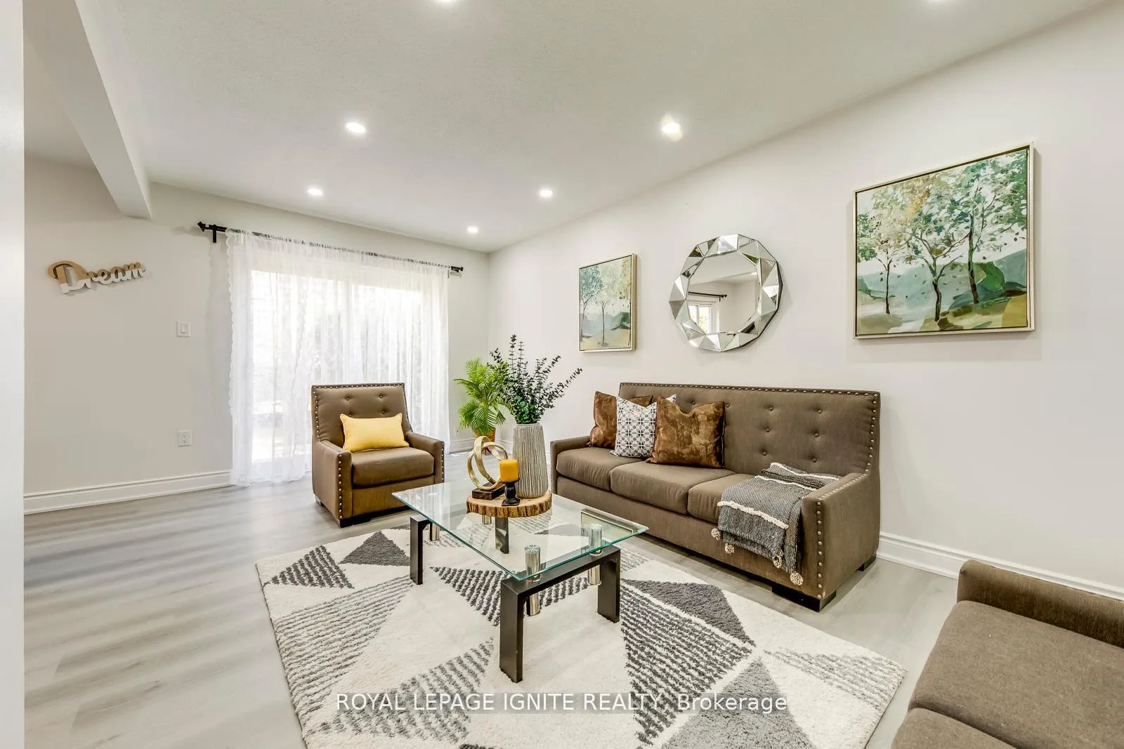 Photo 5 of Unit 4, 10 Leith Hill Road, North York, Don Valley Village — HOMEH