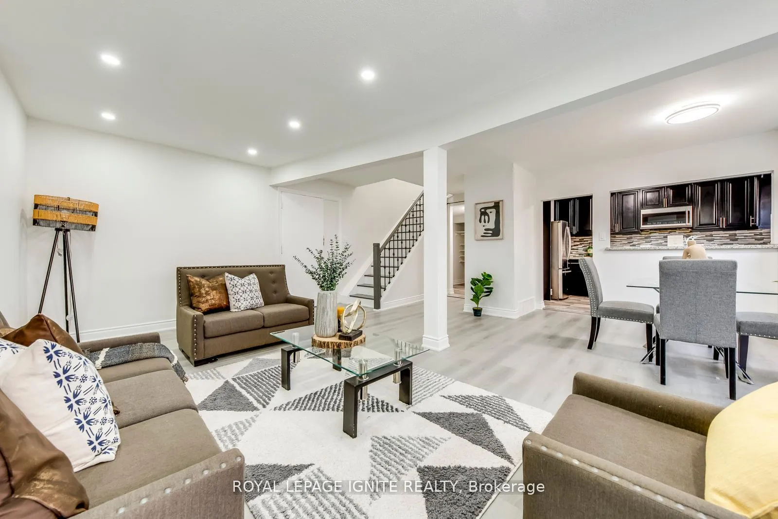 Photo 6 of Unit 4, 10 Leith Hill Road, North York, Don Valley Village — HOMEH