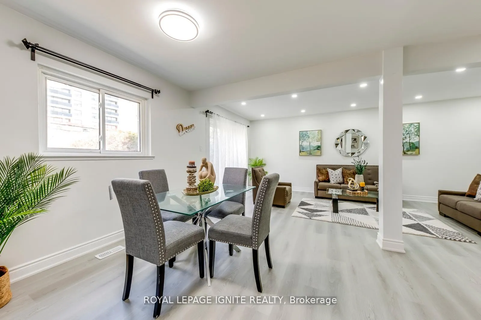 Photo 7 of Unit 4, 10 Leith Hill Road, North York, Don Valley Village — HOMEH