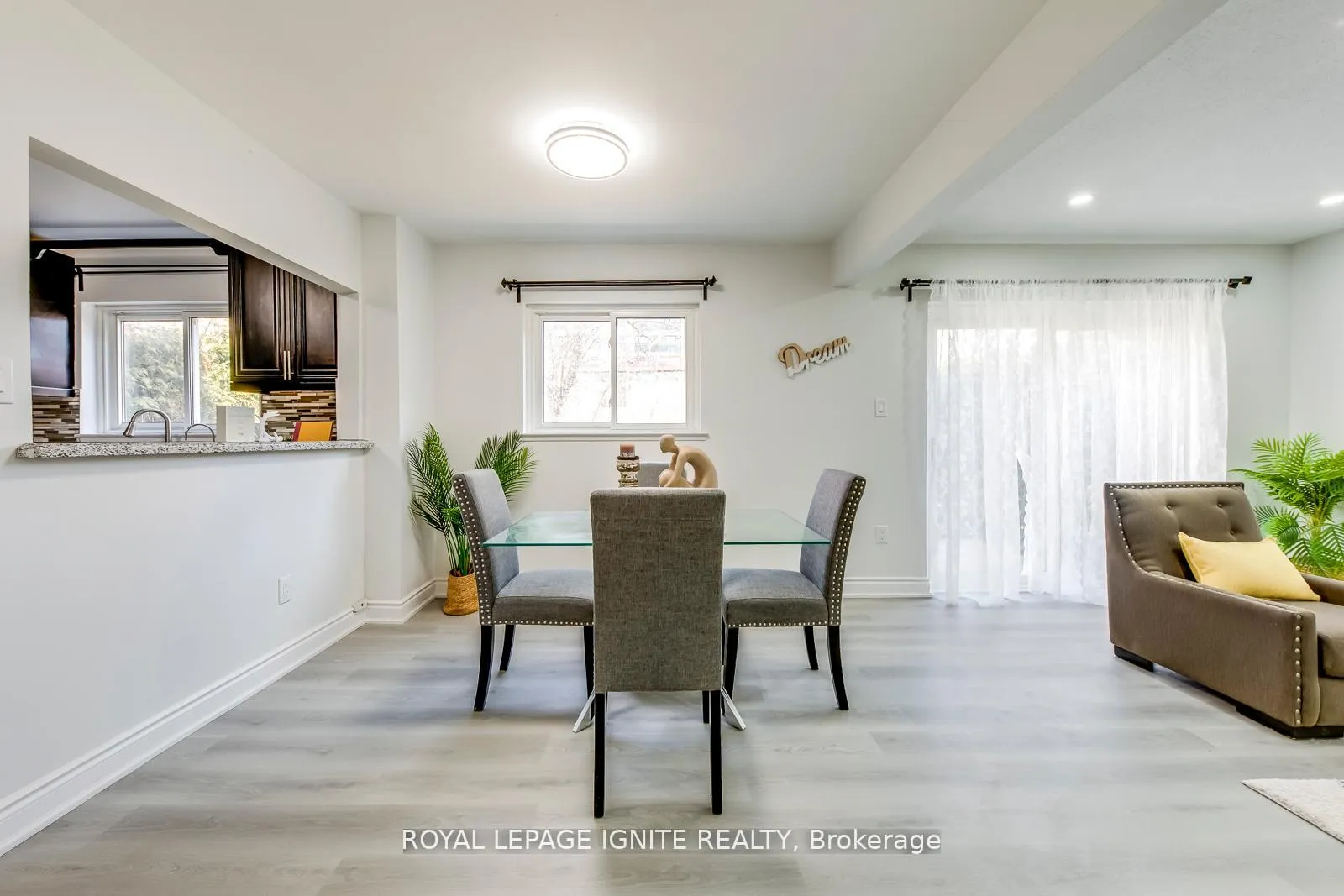 Photo 8 of Unit 4, 10 Leith Hill Road, North York, Don Valley Village — HOMEH