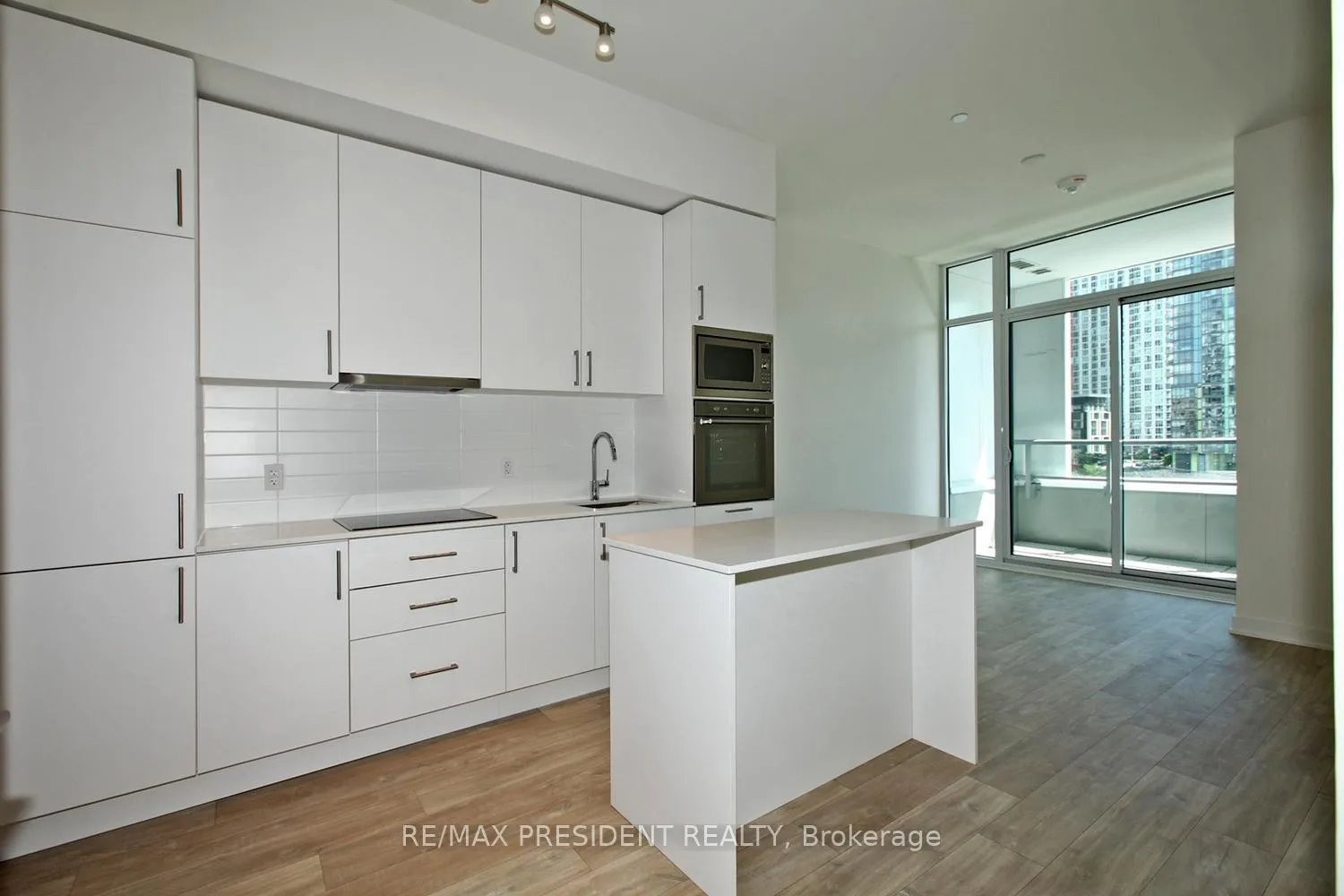 Photo 2 of Unit 404W, 27 Bathurst Street, Toronto, Waterfront Communities — HOMEH