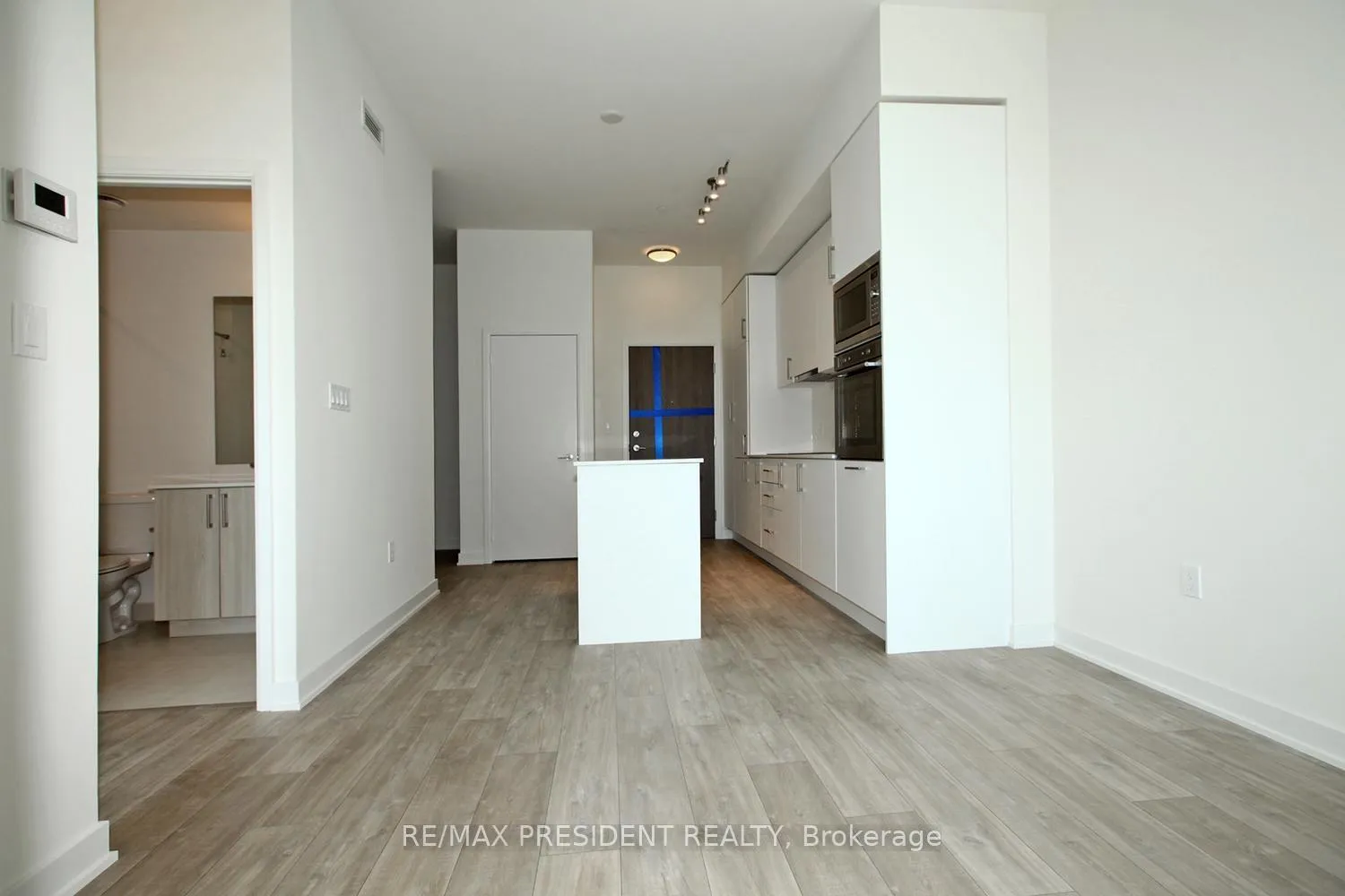 Photo 3 of Unit 404W, 27 Bathurst Street, Toronto, Waterfront Communities — HOMEH