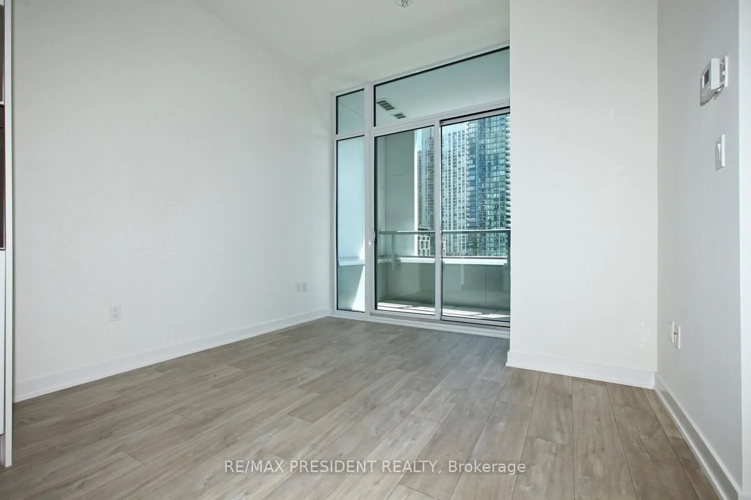 Photo 6 of Unit 404W, 27 Bathurst Street, Toronto, Waterfront Communities — HOMEH