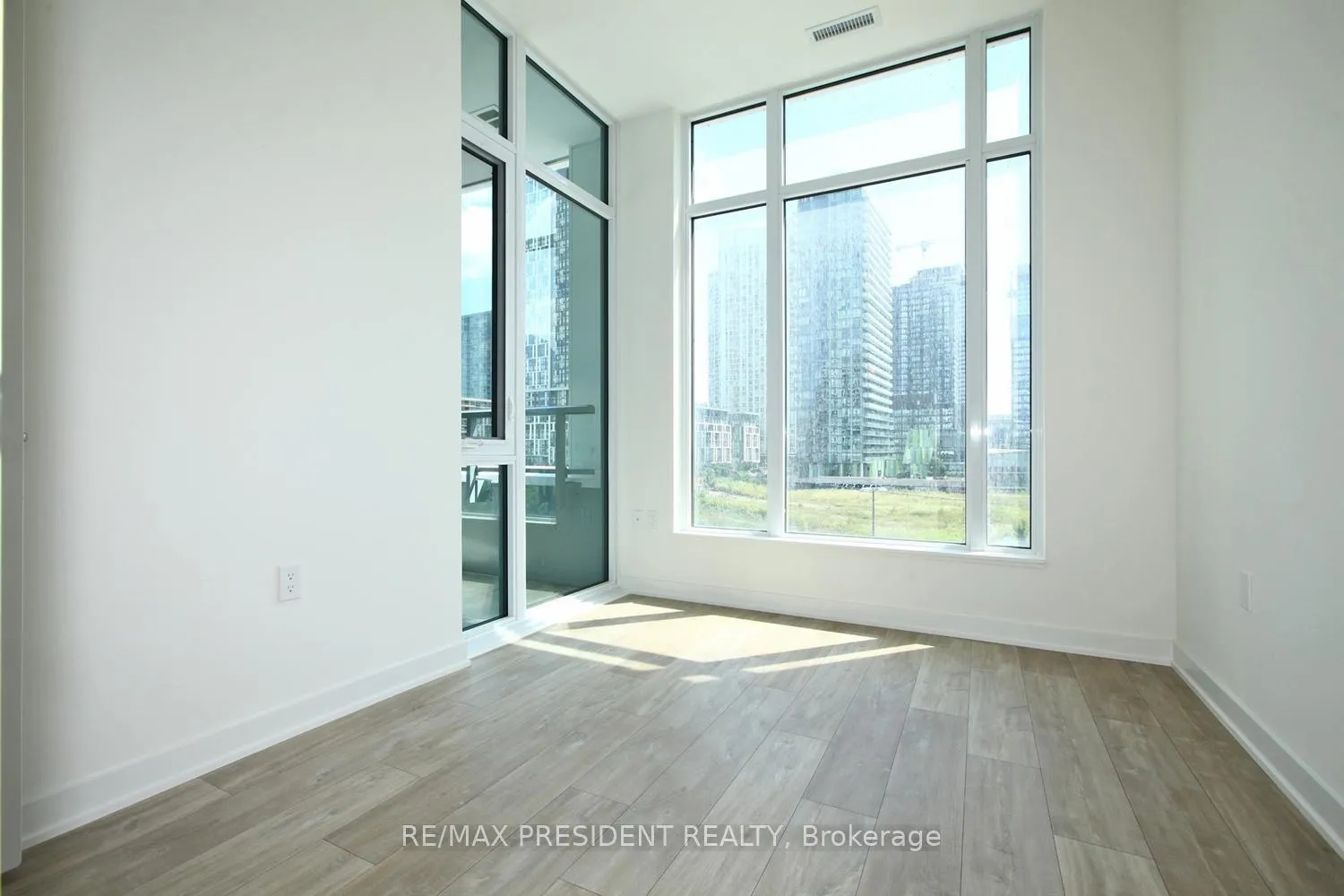 Photo 12 of Unit 404W, 27 Bathurst Street, Toronto, Waterfront Communities — HOMEH