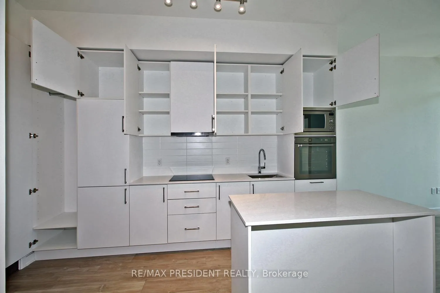 Photo 16 of Unit 404W, 27 Bathurst Street, Toronto, Waterfront Communities — HOMEH