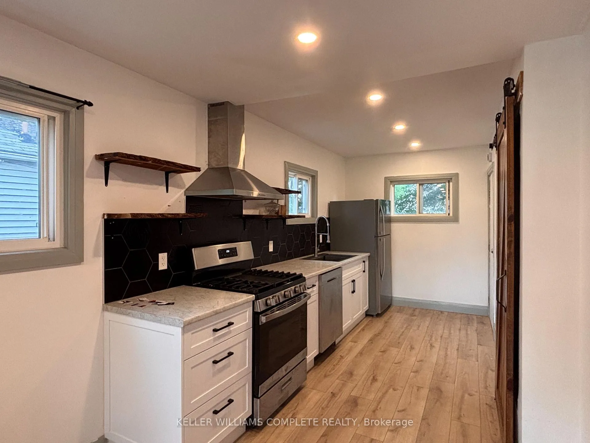 Photo 3 of Unit UPPER, 14 Elmwood Avenue, St. Catharines, E. Chester — HOMEH
