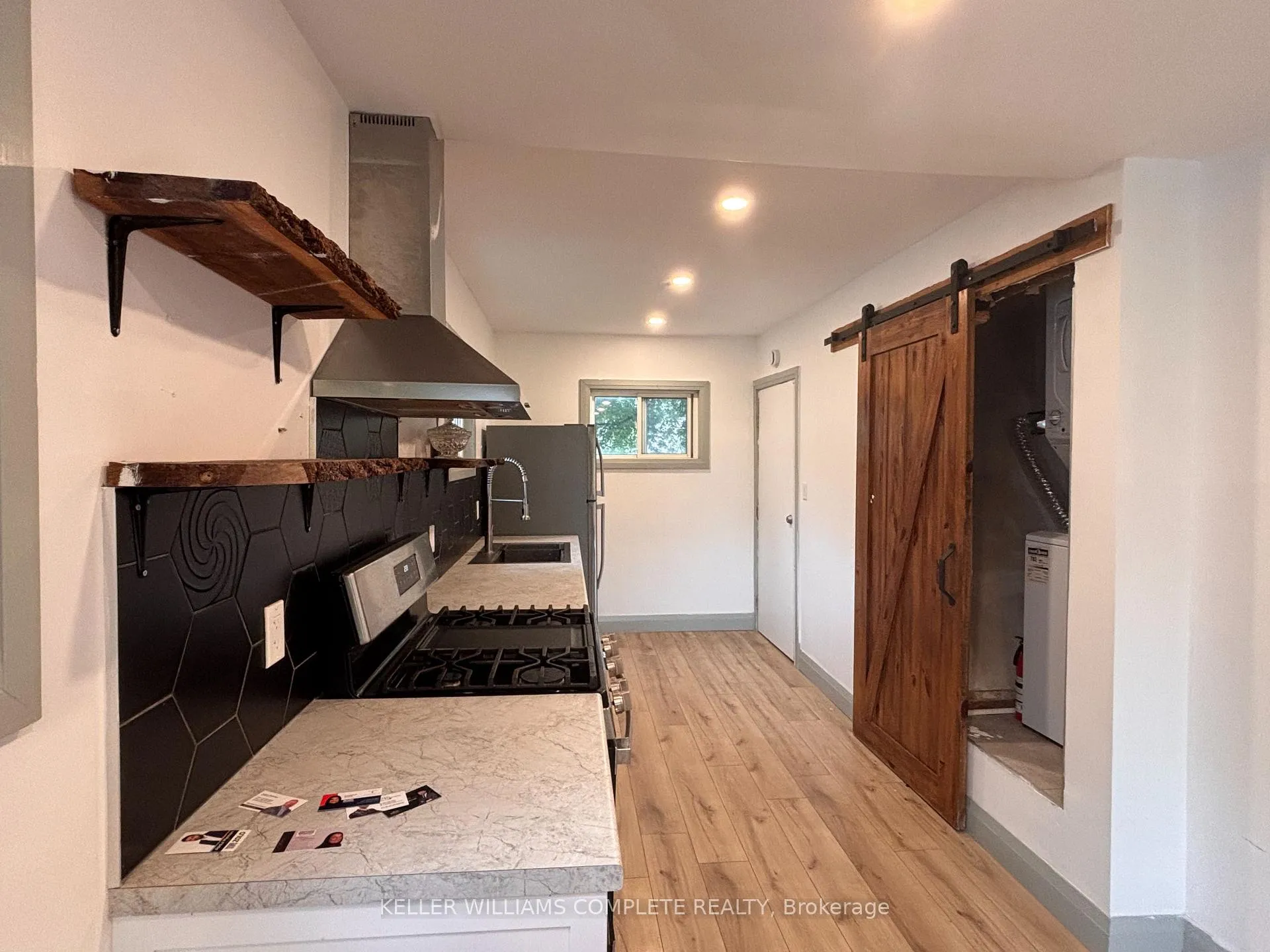 Photo 4 of Unit UPPER, 14 Elmwood Avenue, St. Catharines, E. Chester — HOMEH