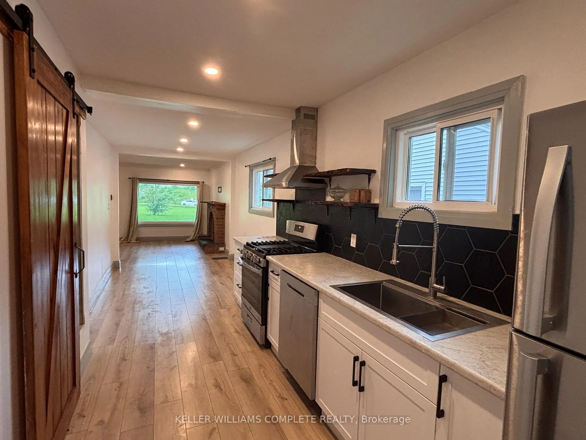 Photo 6 of Unit UPPER, 14 Elmwood Avenue, St. Catharines, E. Chester — HOMEH