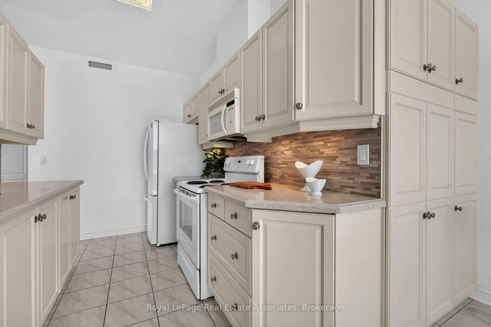 Photo 14 of Unit 502, 3 Dayspring Circle, Brampton, Goreway Drive Corridor — HOMEH