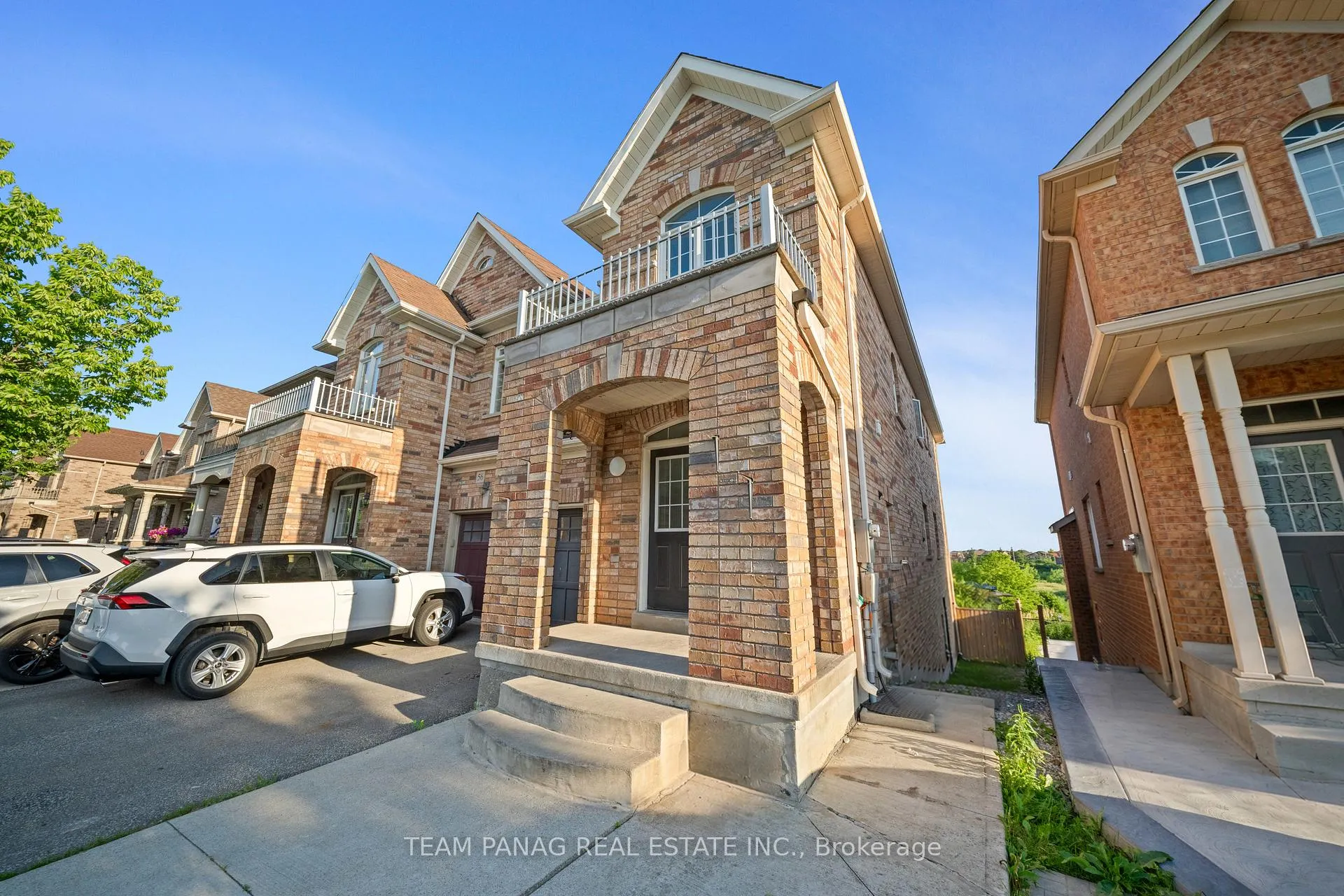 Photo 2 of 54 Clearfield Drive, Brampton, Bram East — HOMEH