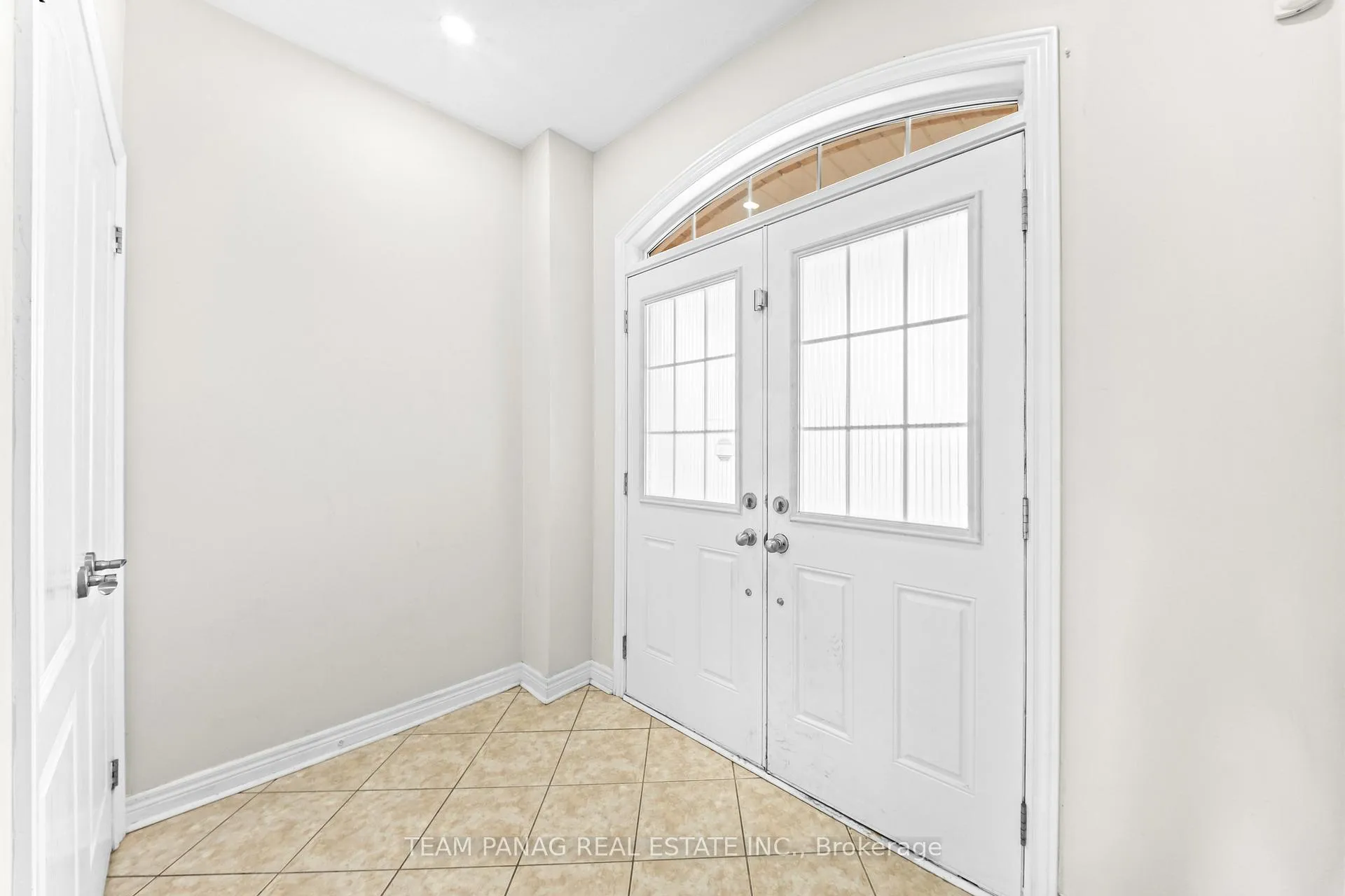 Photo 5 of 54 Clearfield Drive, Brampton, Bram East — HOMEH