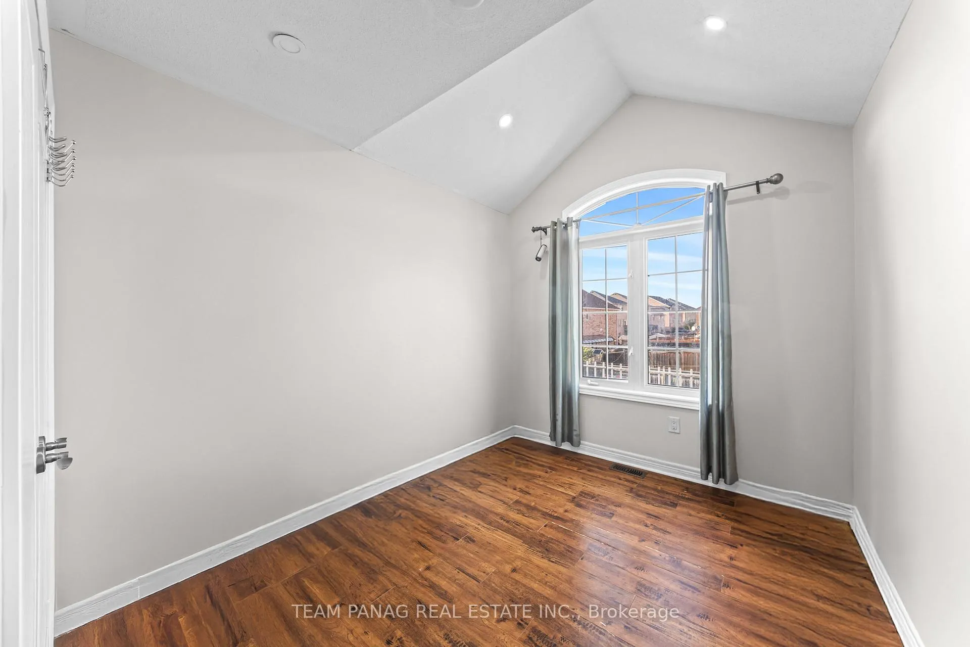 Photo 32 of 54 Clearfield Drive, Brampton, Bram East — HOMEH