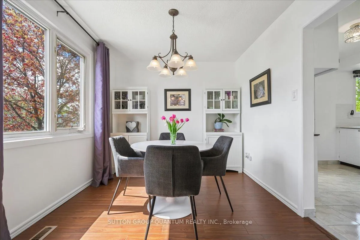 Photo 2 of 16 Salisbury Circle, Brampton, Brampton North — HOMEH