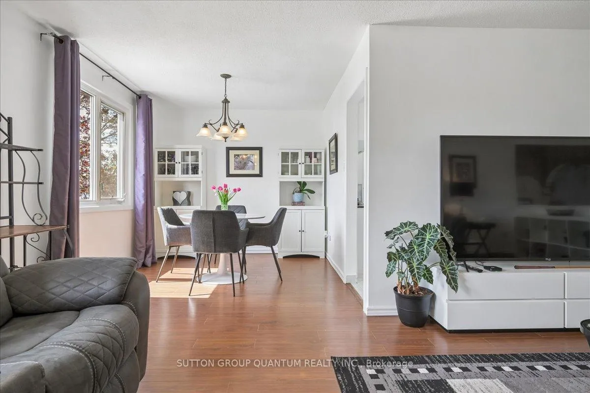 Photo 4 of 16 Salisbury Circle, Brampton, Brampton North — HOMEH
