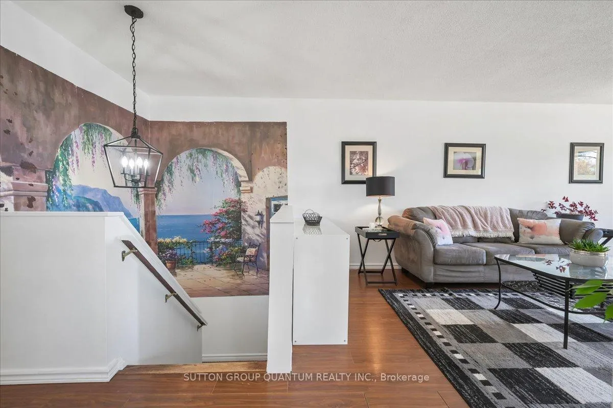 Photo 5 of 16 Salisbury Circle, Brampton, Brampton North — HOMEH