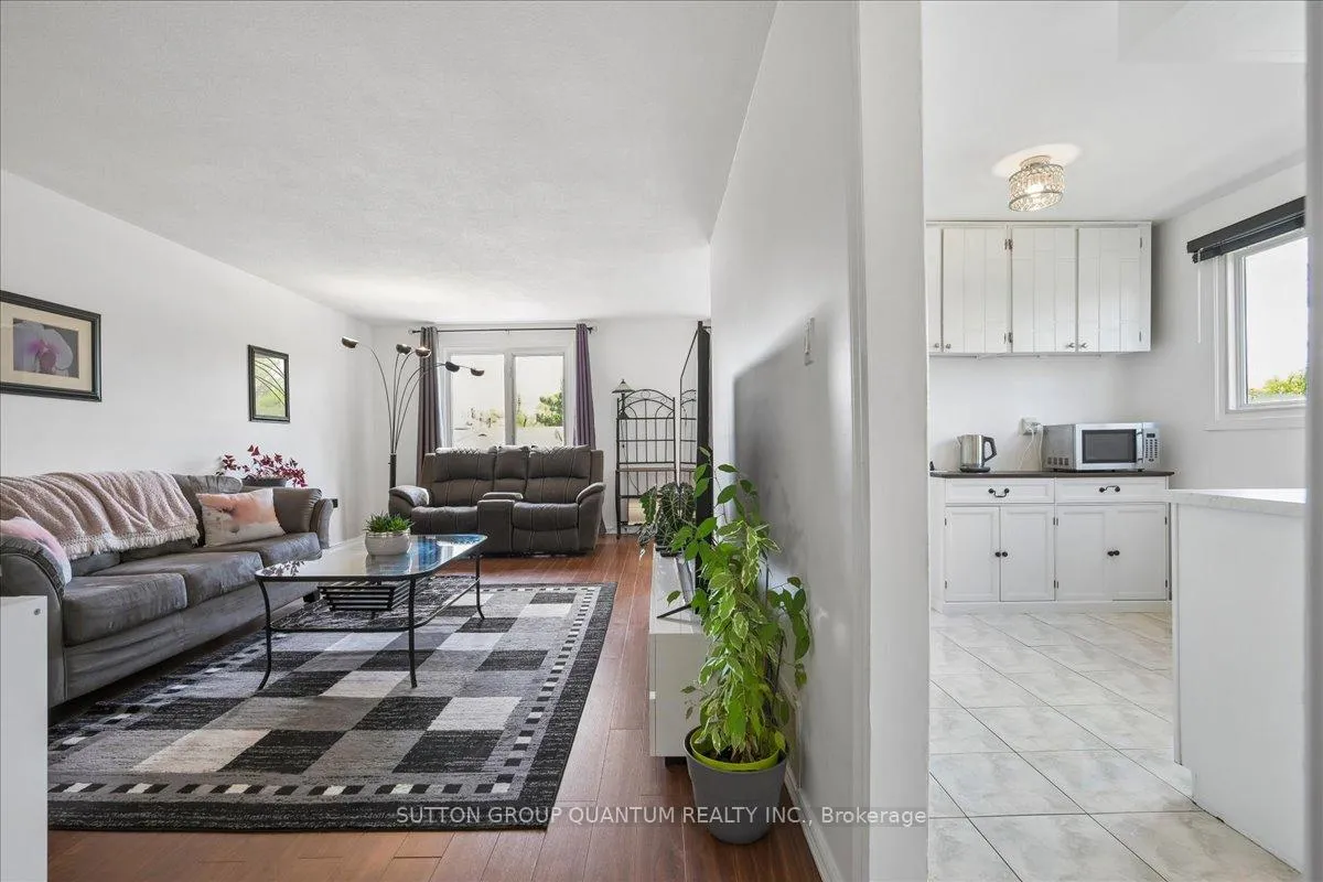 Photo 6 of 16 Salisbury Circle, Brampton, Brampton North — HOMEH