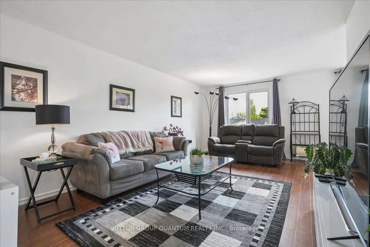 Photo 7 of 16 Salisbury Circle, Brampton, Brampton North — HOMEH