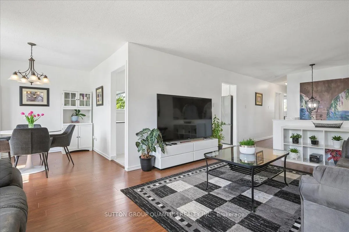 Photo 9 of 16 Salisbury Circle, Brampton, Brampton North — HOMEH