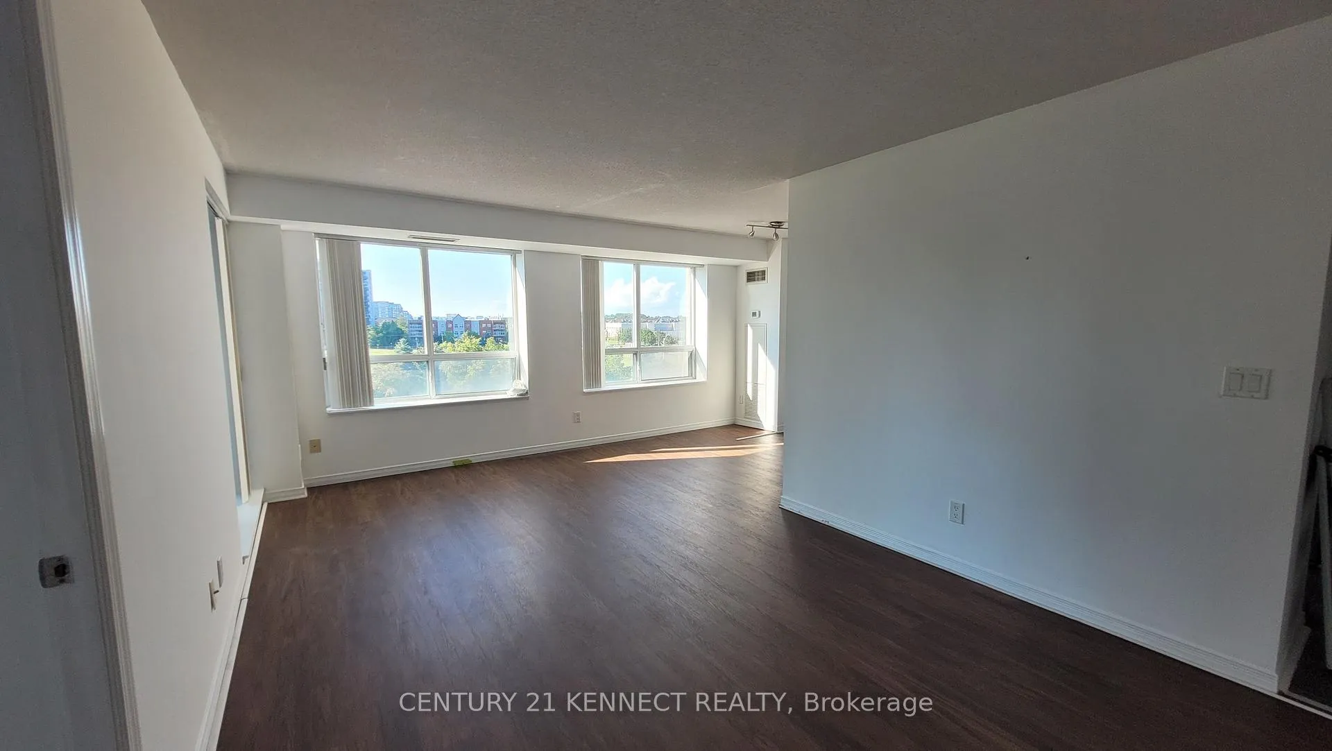 Photo 11 of Unit 411, 23 Oneida Crescent, Richmond Hill, Langstaff — HOMEH