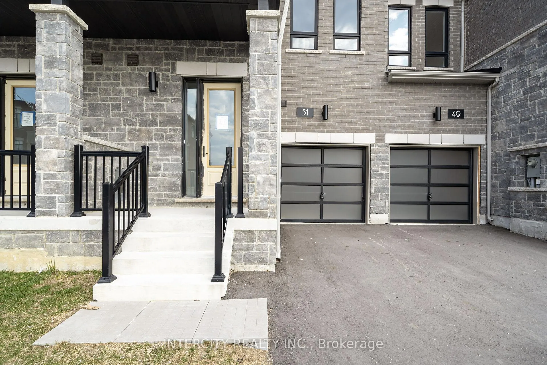Photo 2 of 51 Johann Drive, Markham, Middlefield — HOMEH