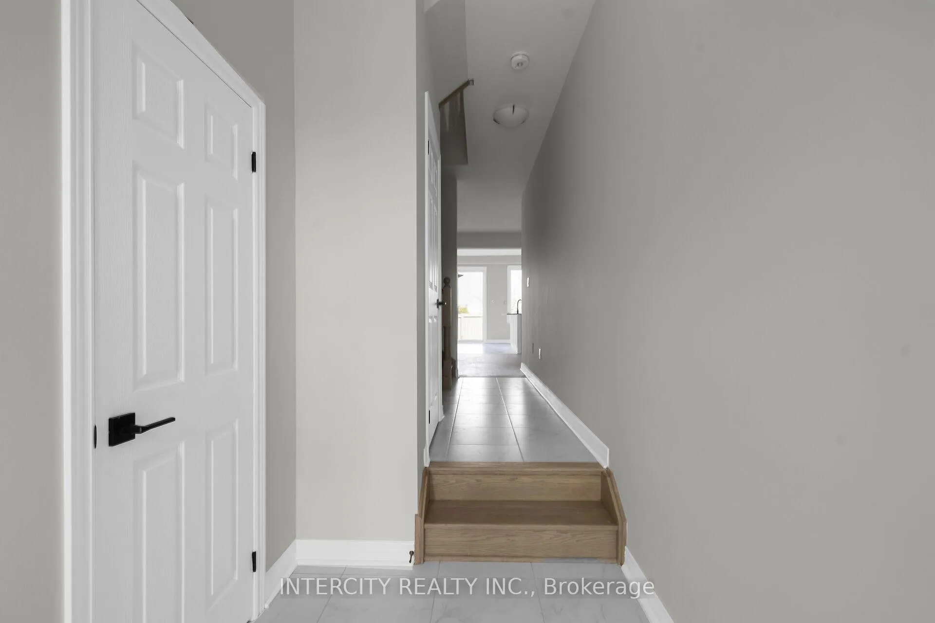 Photo 4 of 51 Johann Drive, Markham, Middlefield — HOMEH