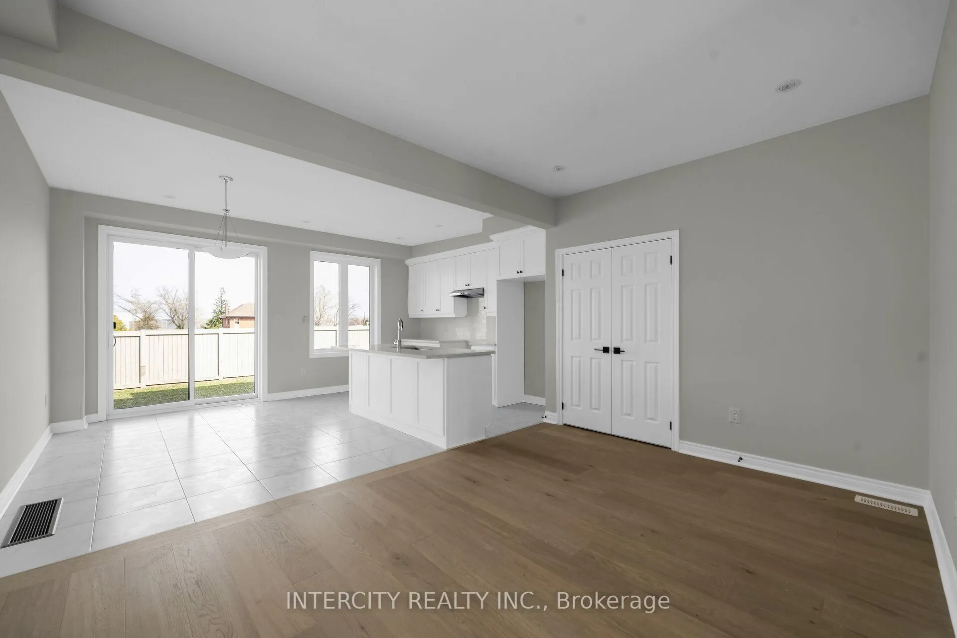 Photo 5 of 51 Johann Drive, Markham, Middlefield — HOMEH