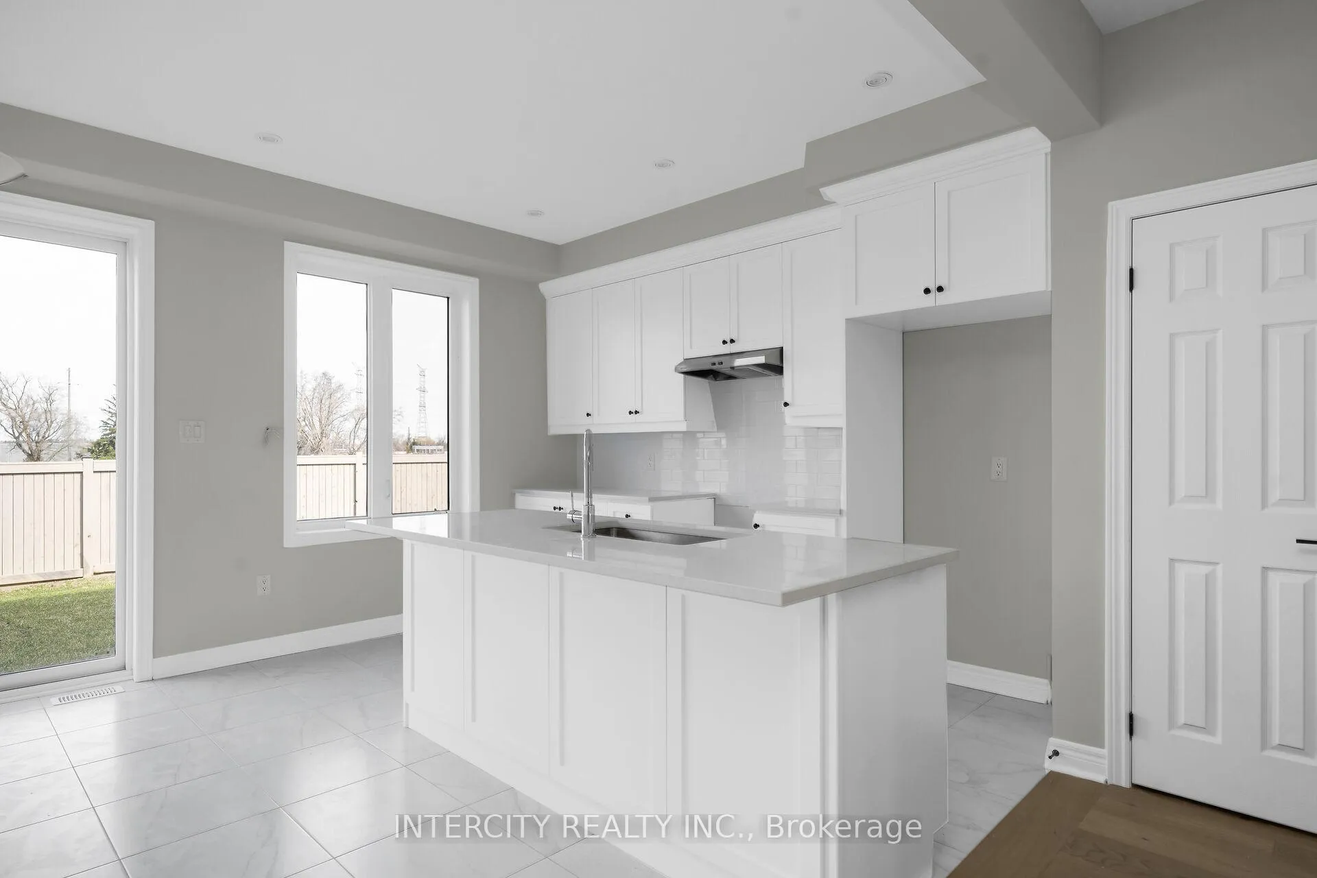 Photo 8 of 51 Johann Drive, Markham, Middlefield — HOMEH