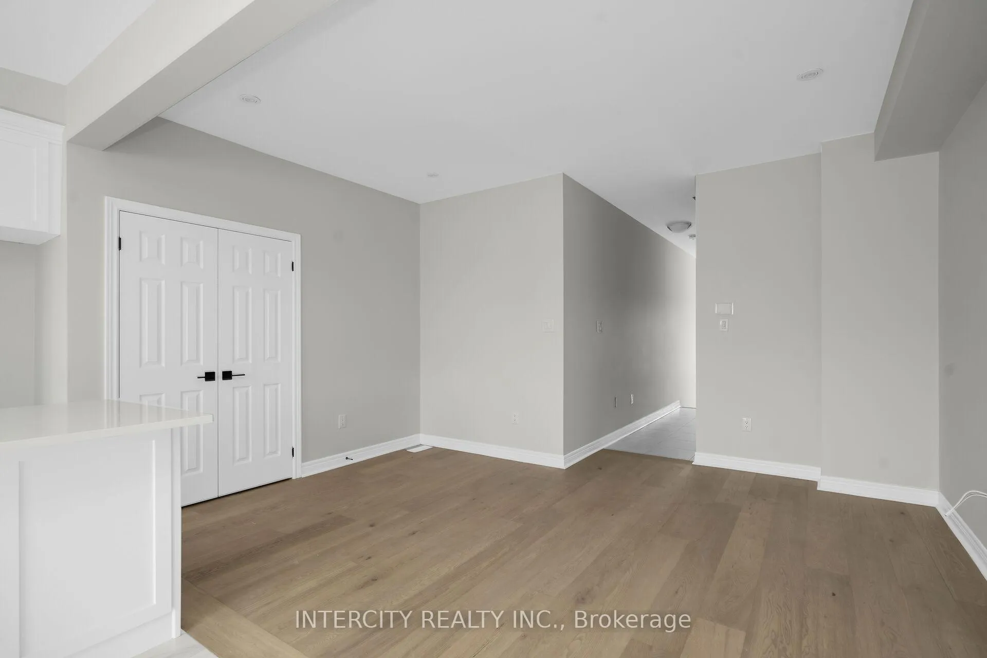 Photo 12 of 51 Johann Drive, Markham, Middlefield — HOMEH