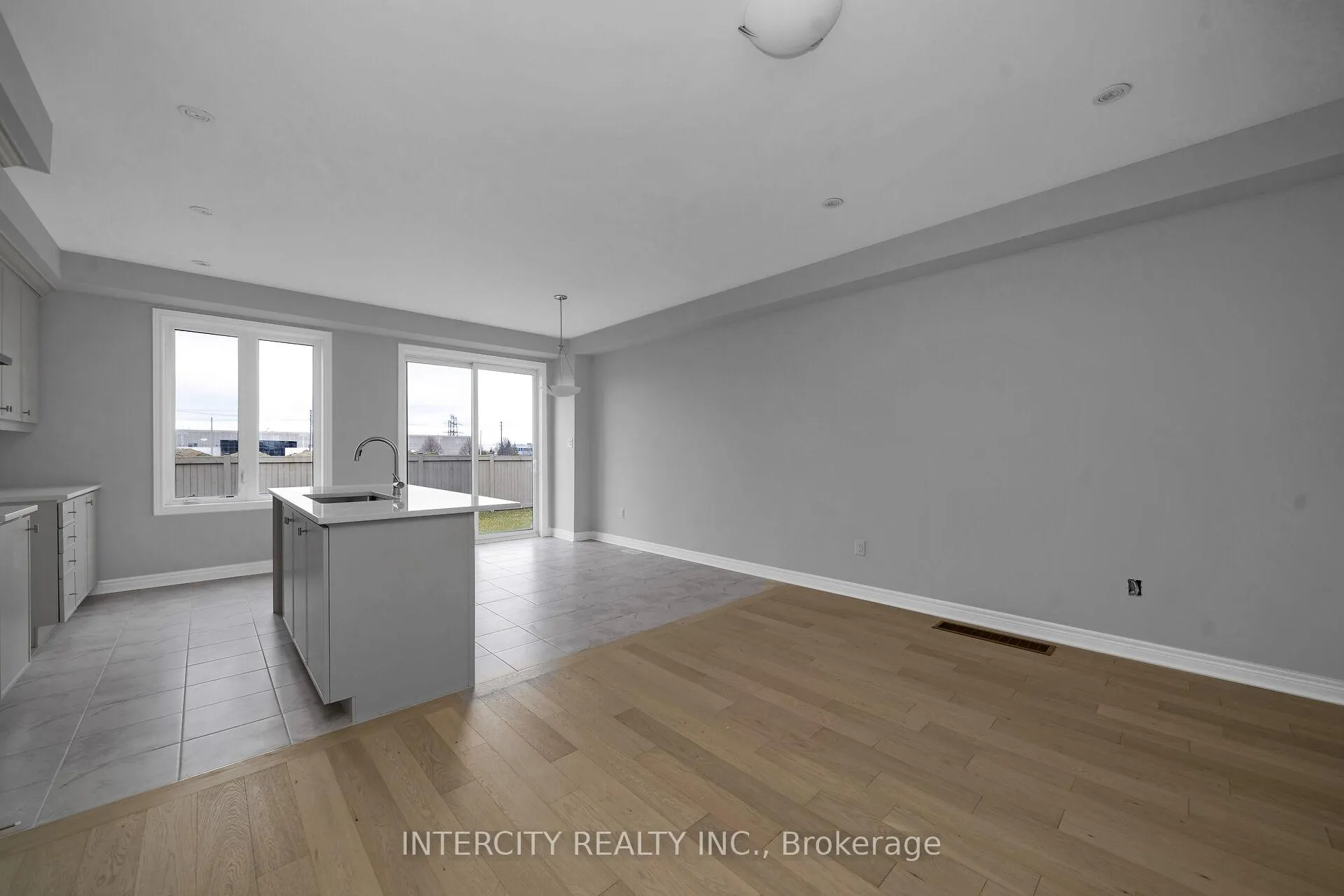 Photo 7 of 162 Mumbai Drive, Markham, Middlefield — HOMEH