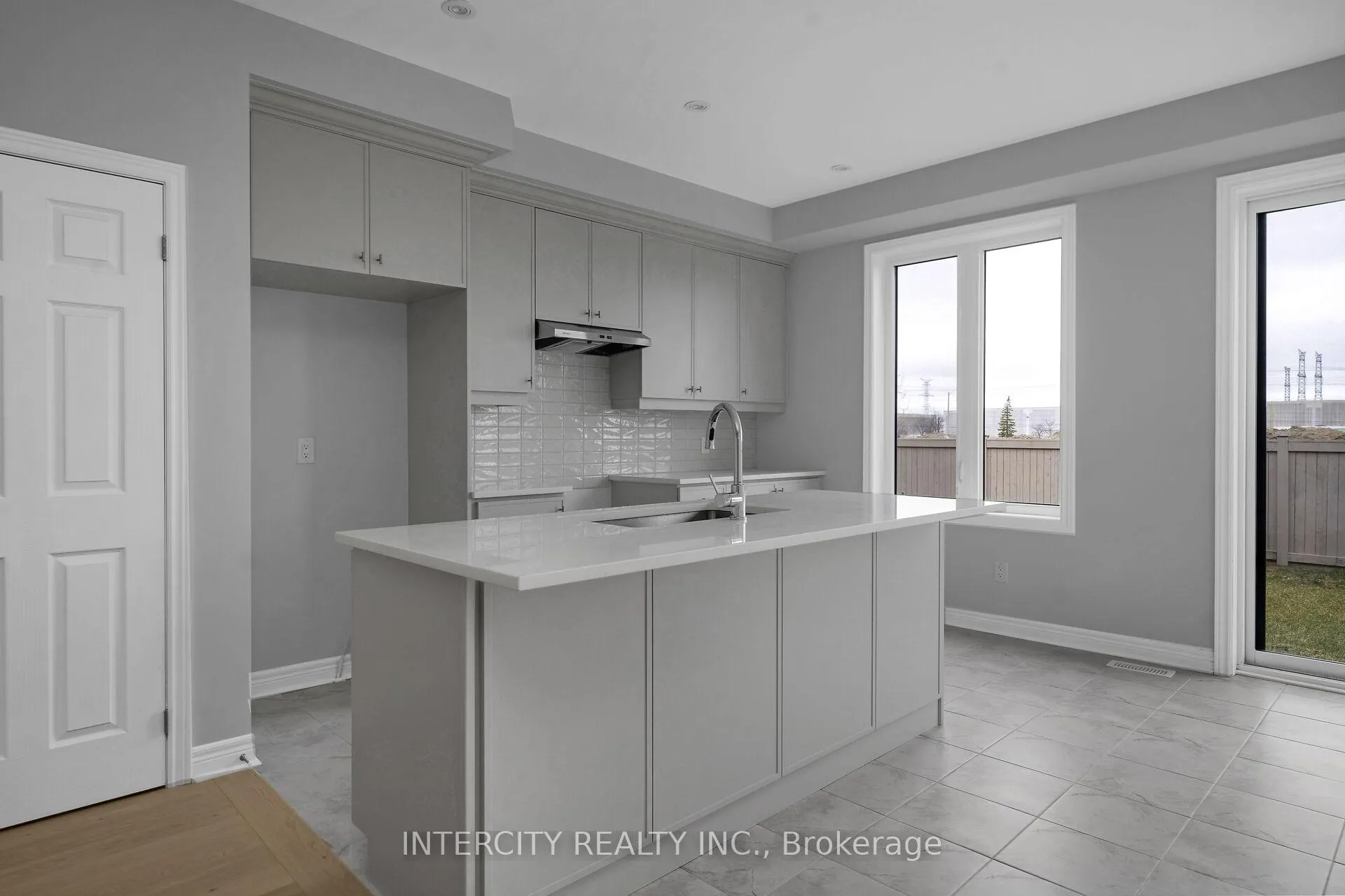 Photo 8 of 162 Mumbai Drive, Markham, Middlefield — HOMEH