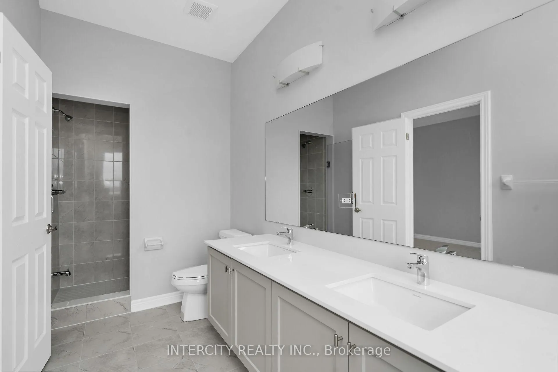 Photo 17 of 162 Mumbai Drive, Markham, Middlefield — HOMEH