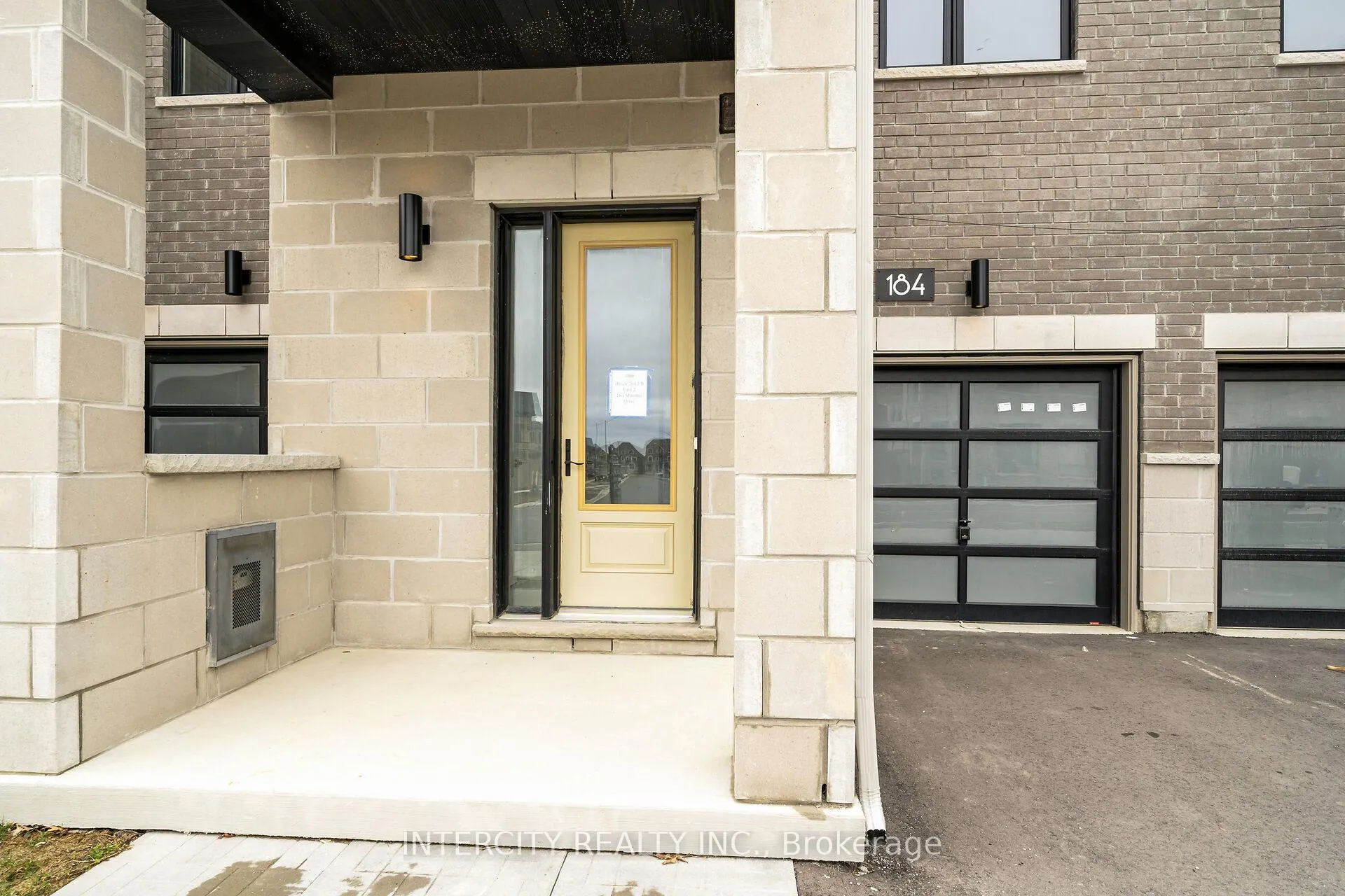 Photo 2 of 184 Mumbai Drive, Markham, Middlefield — HOMEH