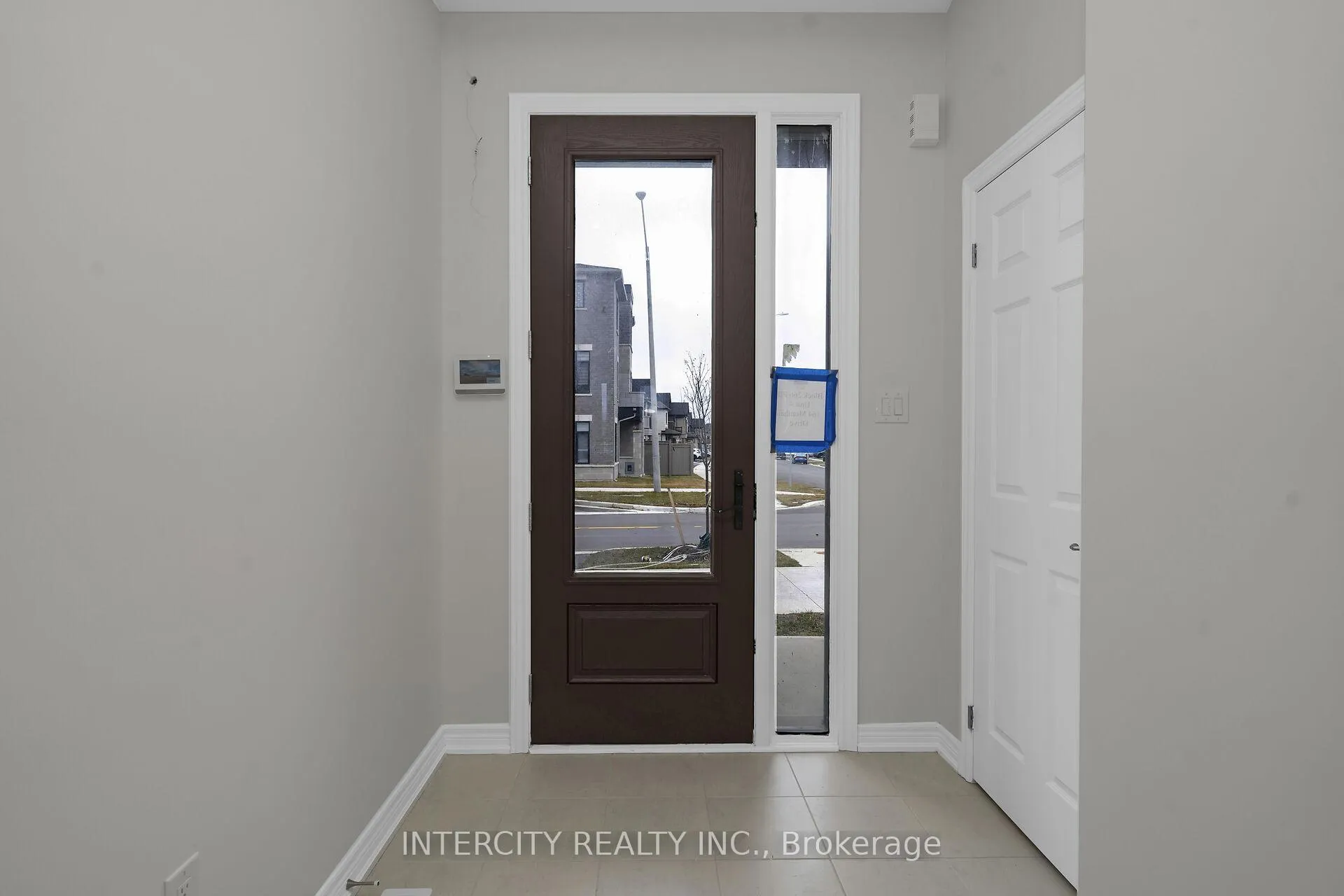 Photo 3 of 164 Mumbai Drive, Markham, Middlefield — HOMEH