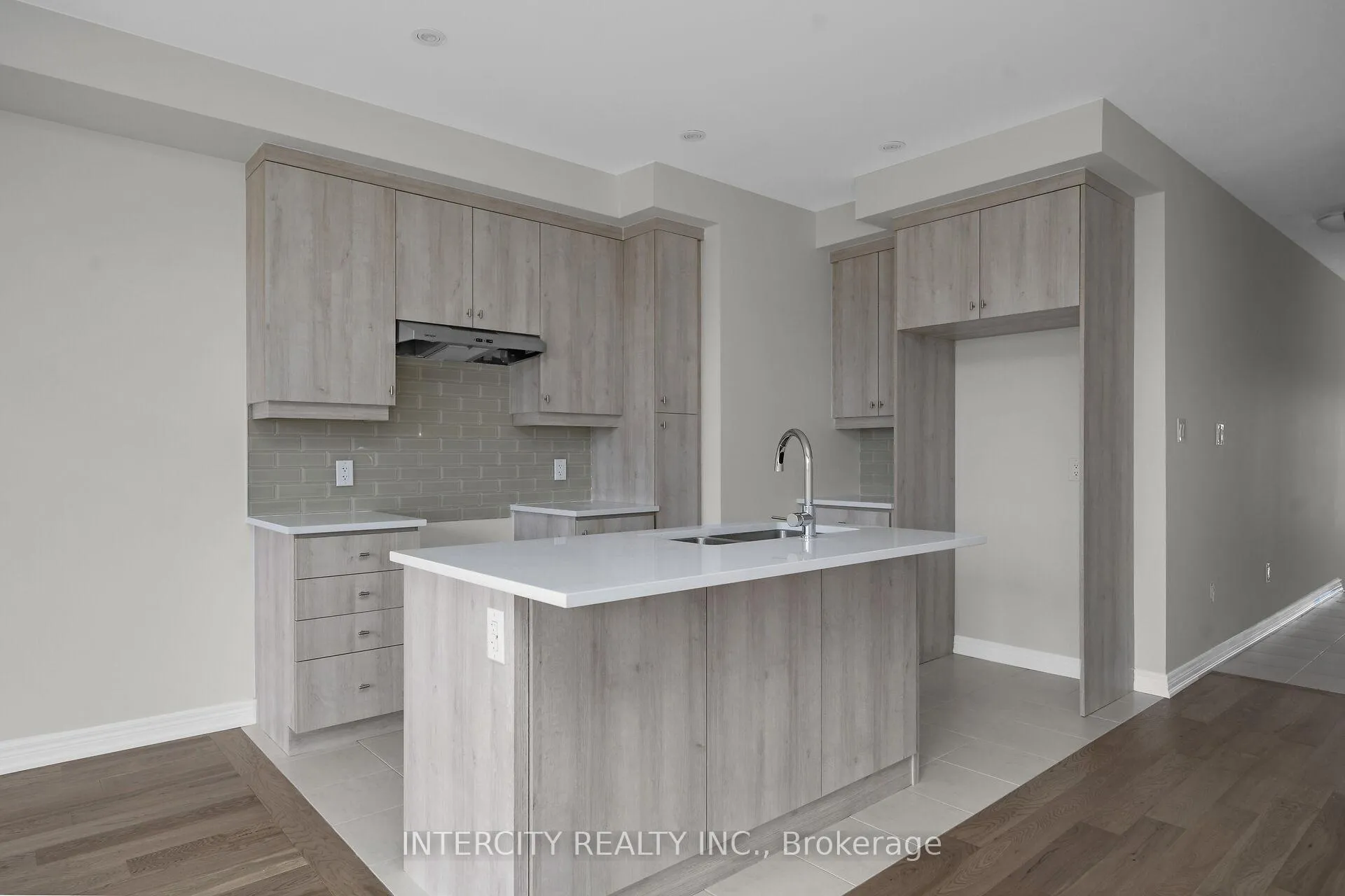 Photo 8 of 164 Mumbai Drive, Markham, Middlefield — HOMEH