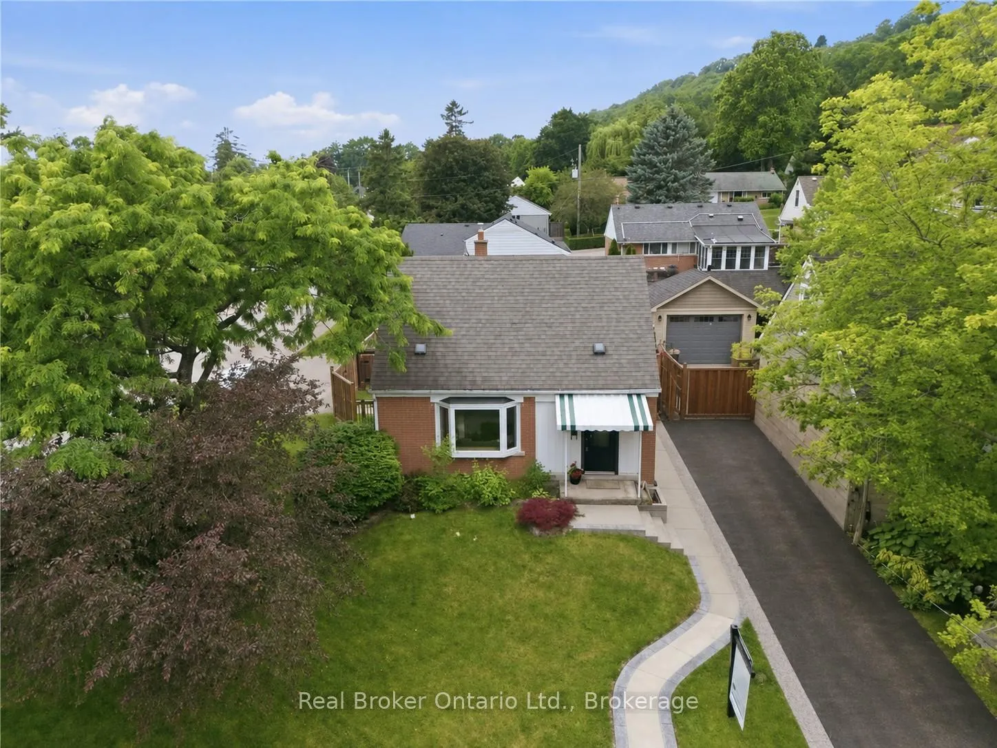 Photo 3 of 1 Janis Court, Hamilton, Dundas — HOMEH