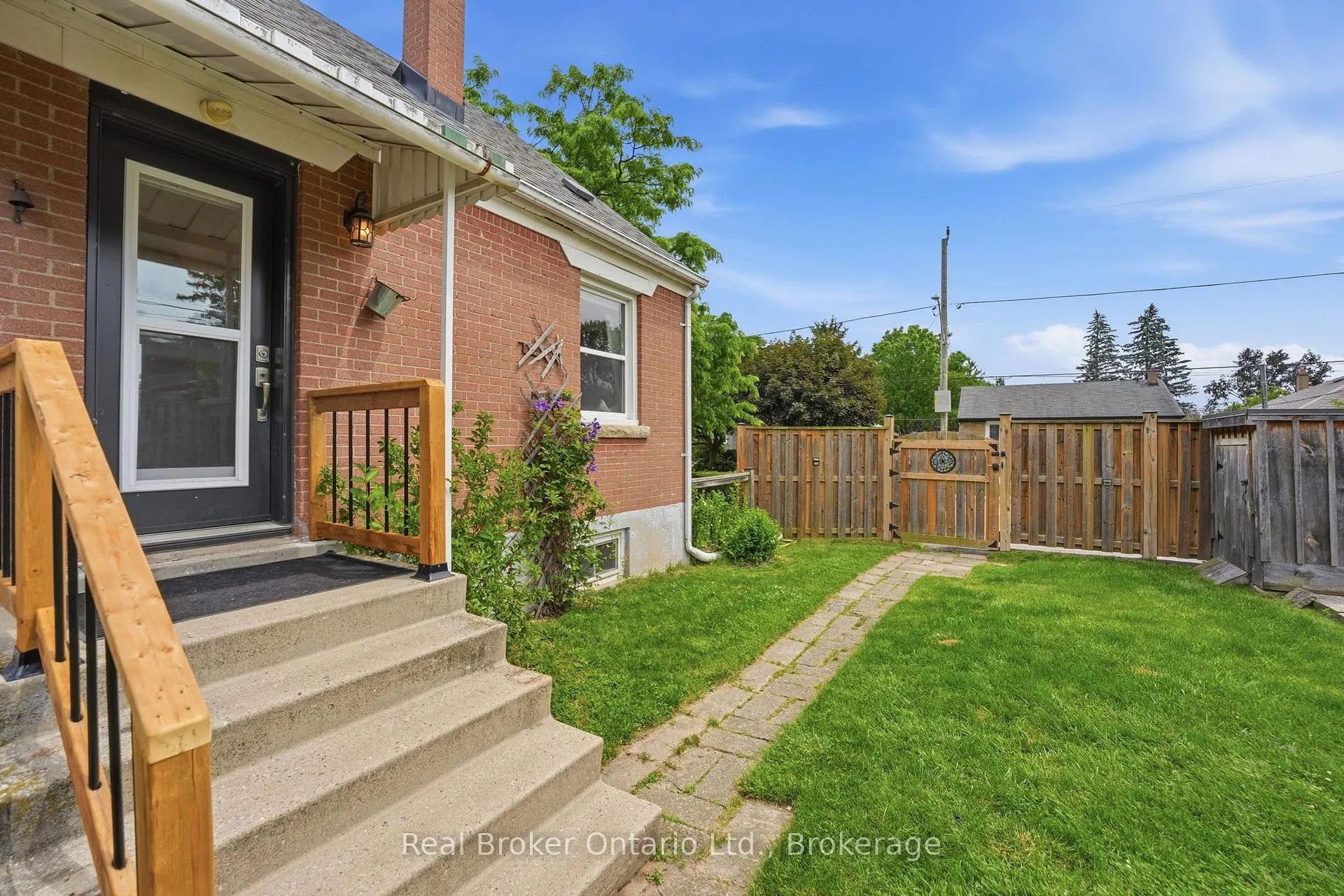 Photo 4 of 1 Janis Court, Hamilton, Dundas — HOMEH