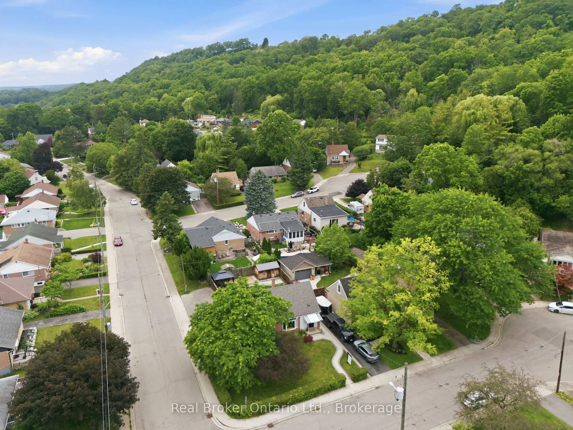 Photo 5 of 1 Janis Court, Hamilton, Dundas — HOMEH